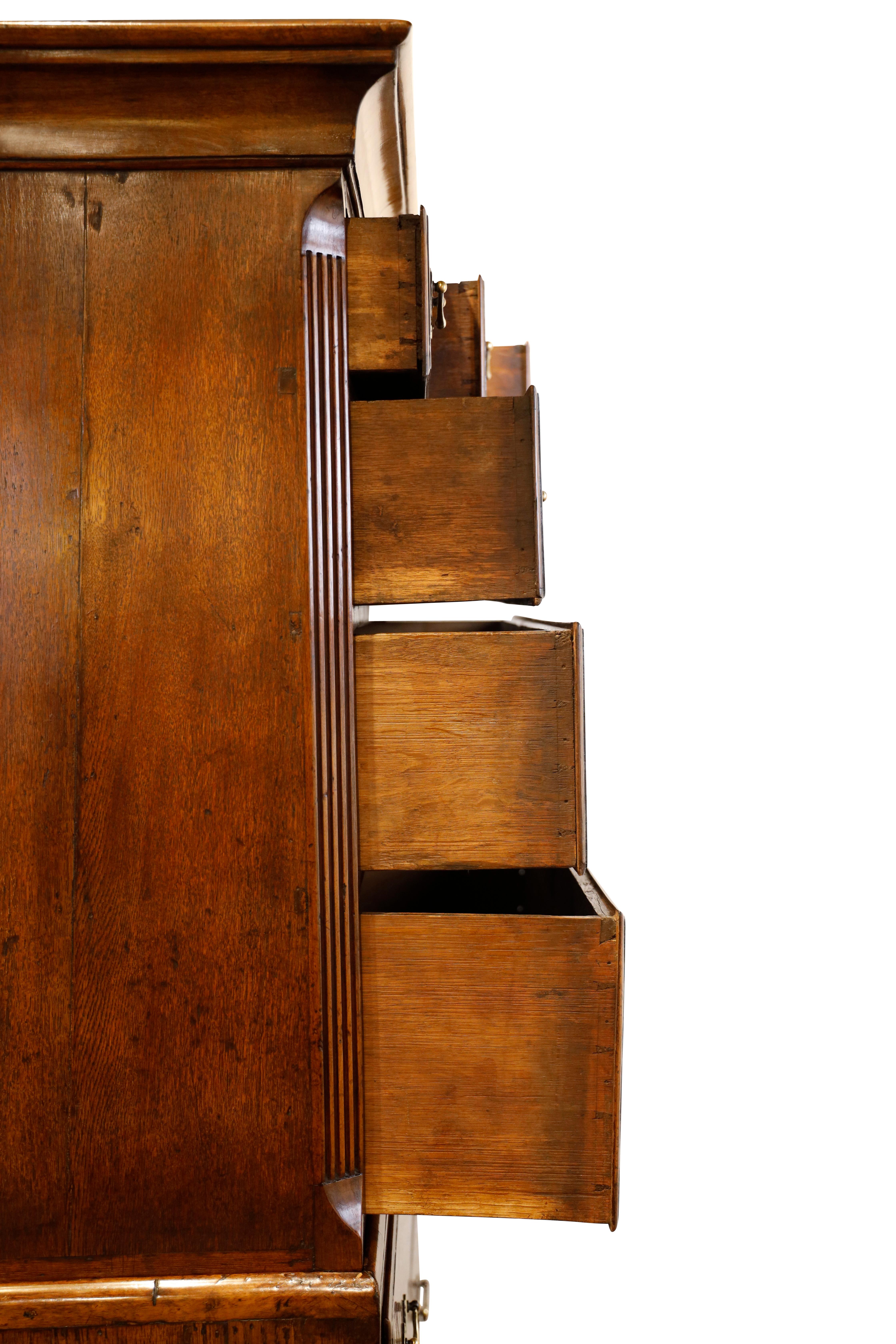 XVIIIe siècle et antérieur Commode géorgienne en noyer et Oak Oak en vente