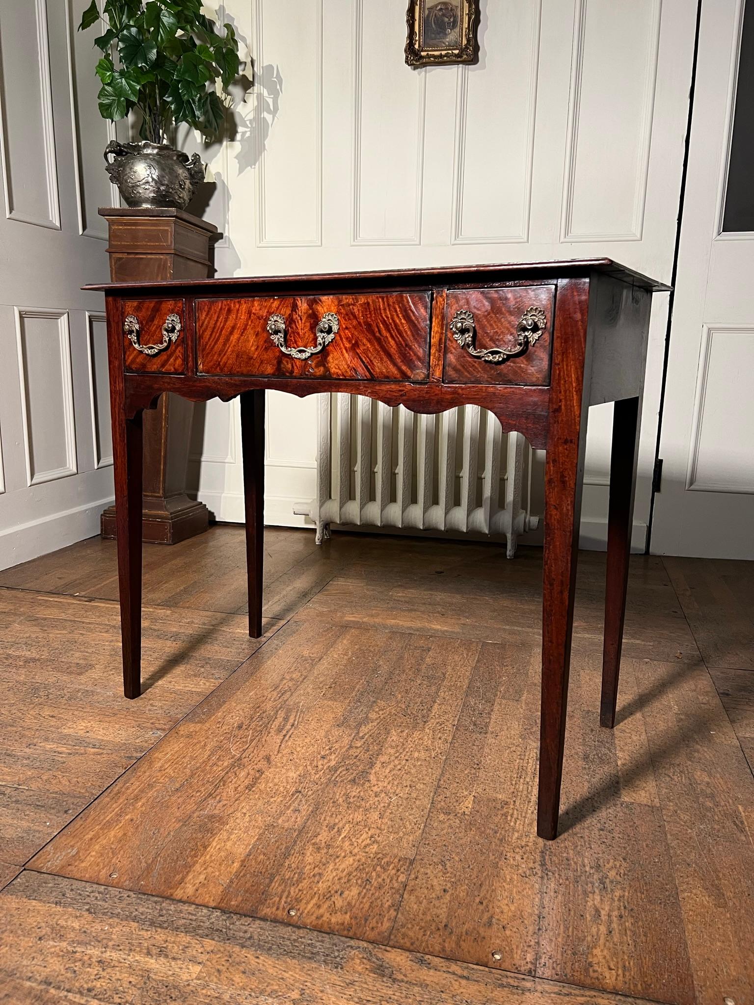 Georgian Walnut Side Table In Good Condition For Sale In Warrington, GB