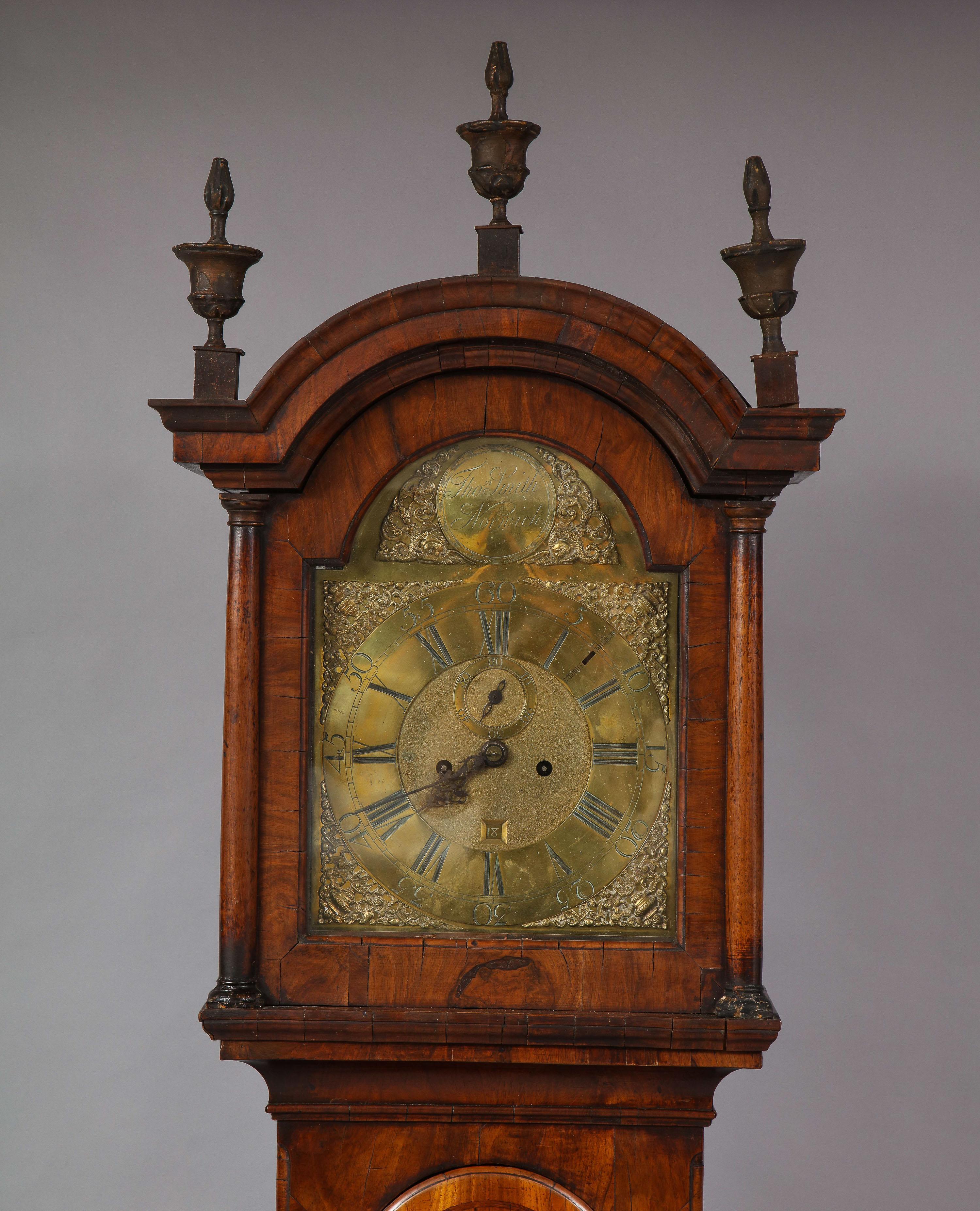 Anglais Horloge à grand boîtier géorgienne en noyer de Thomas Smith de Norwich en vente
