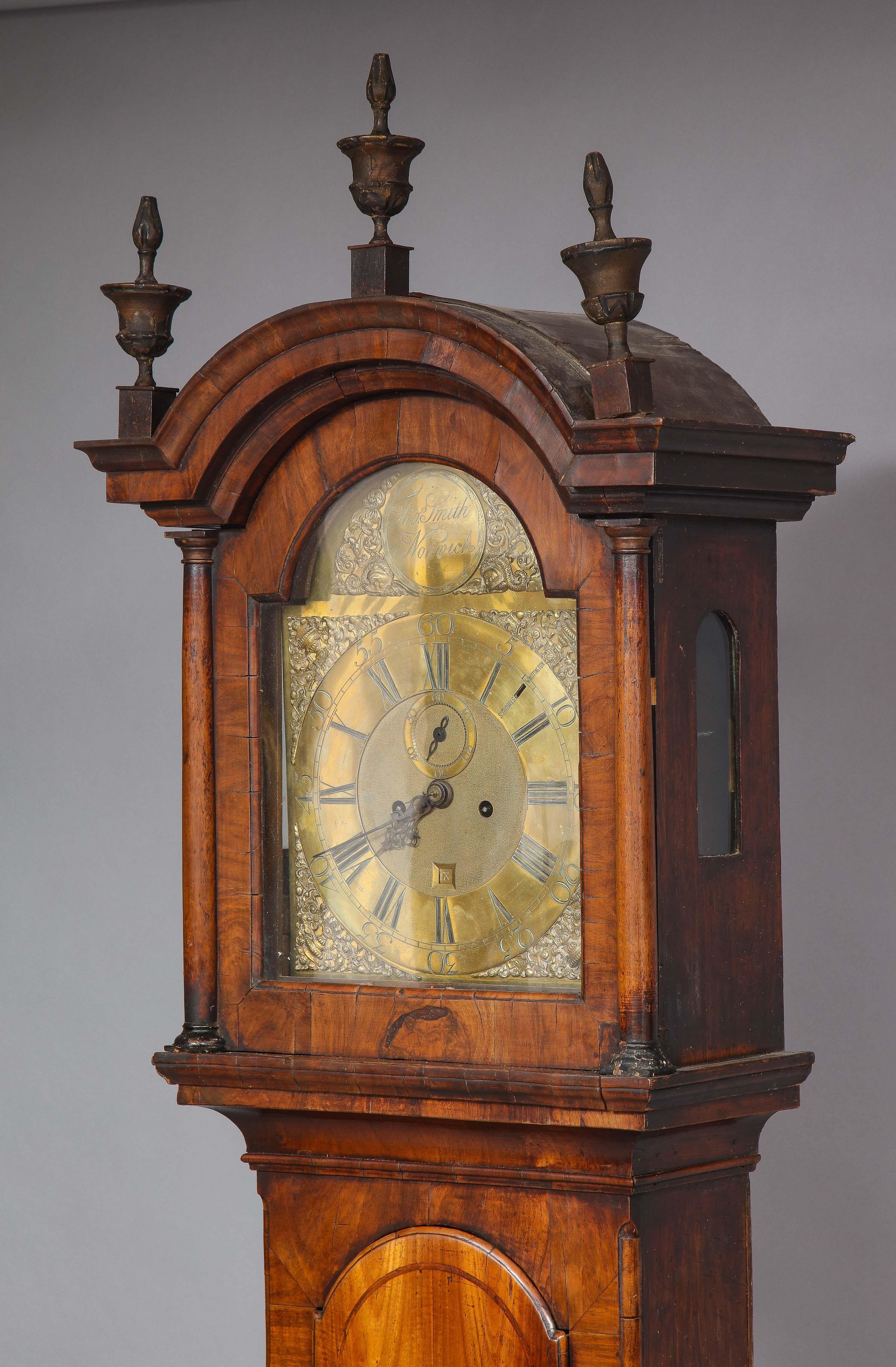 XVIIIe siècle Horloge à grand boîtier géorgienne en noyer de Thomas Smith de Norwich en vente