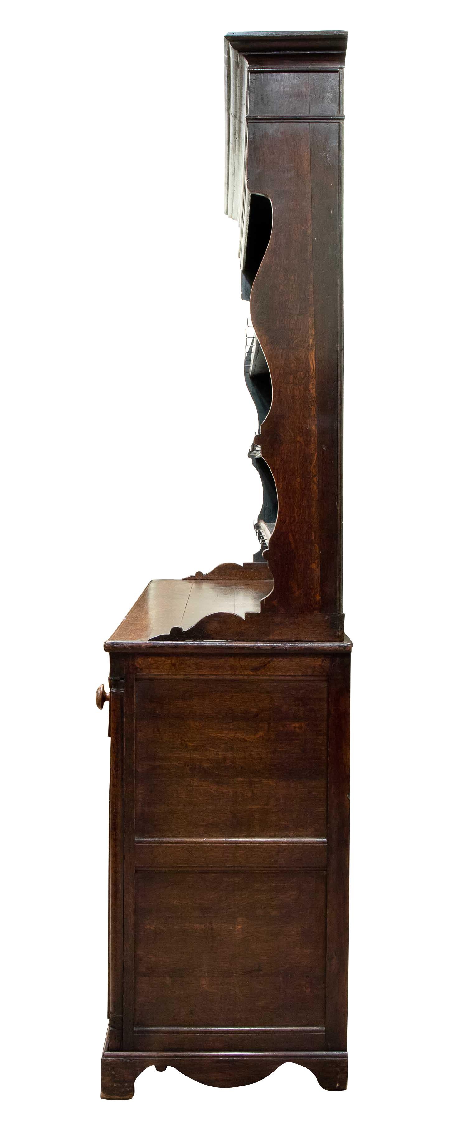 A Georgian antique oak, welsh dresser, fitted with six drawers and two cupboards, with the original rack above. There is mahogany inlay and fan shaped inlay around the keyholes.,
circa 1800.


     