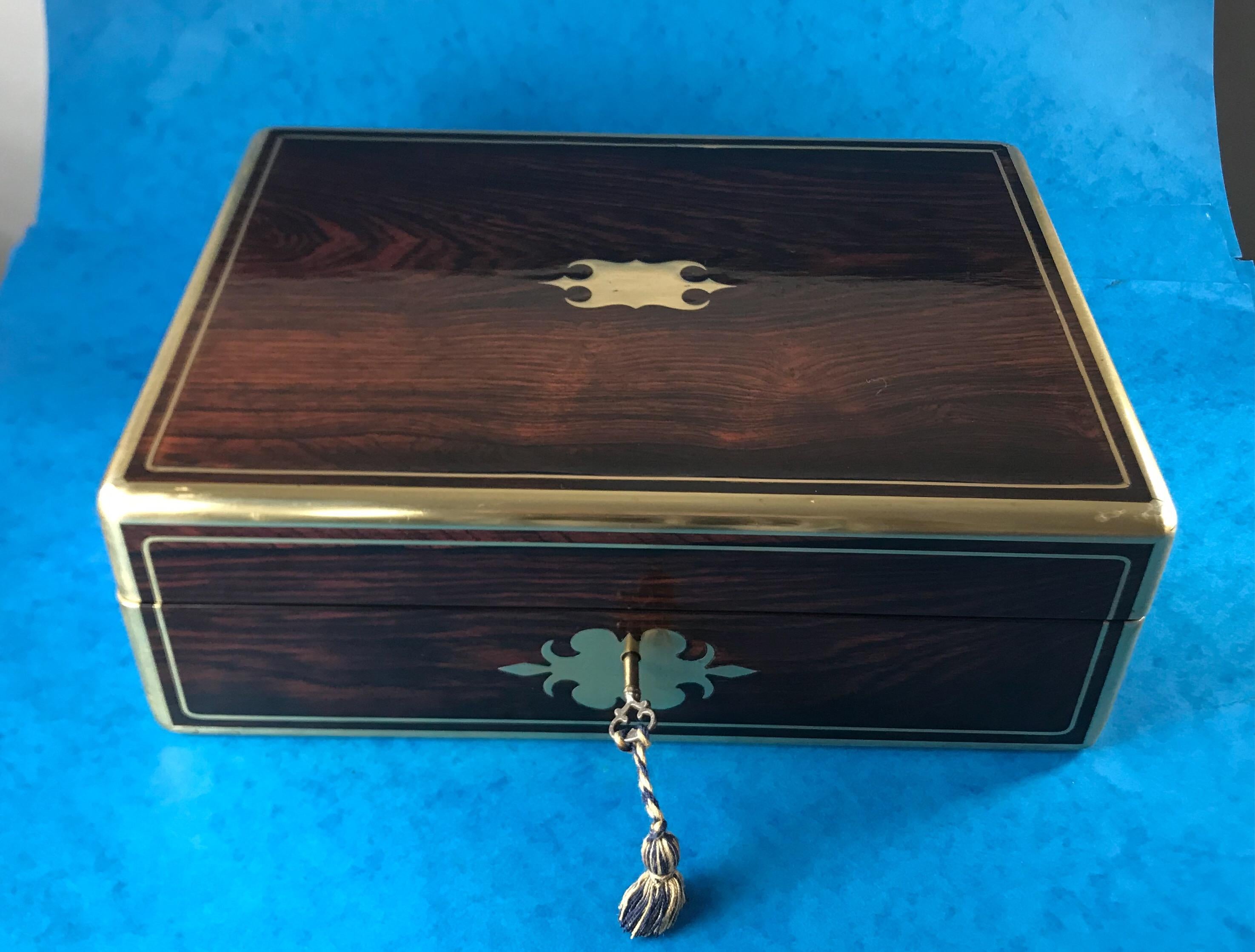 Georgian William IV 1830 Brass Bound Brass Inlaid Rosewood Box In Good Condition In Windsor, Berkshire