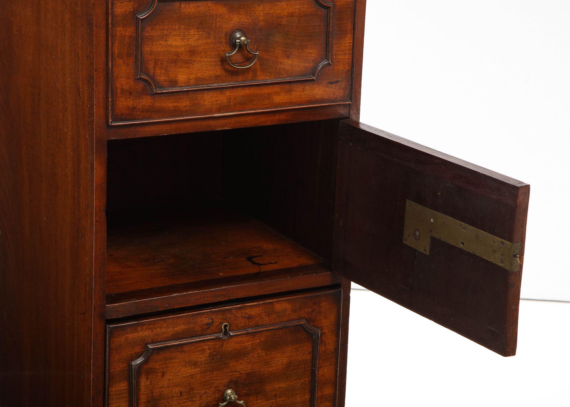 Georgianischer Weinkühler und Sockelschrank (Mahagoni) im Angebot