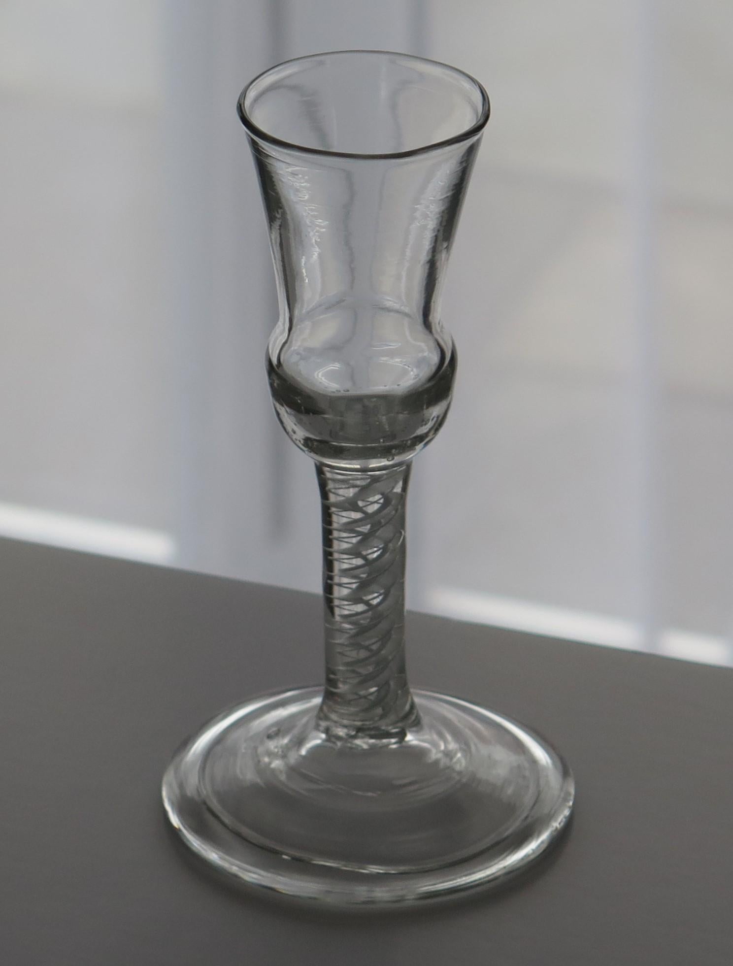 Giorgio III Bicchiere da vino georgiano soffiato a mano con cardo e stelo in cotone, 1755 ca. in vendita