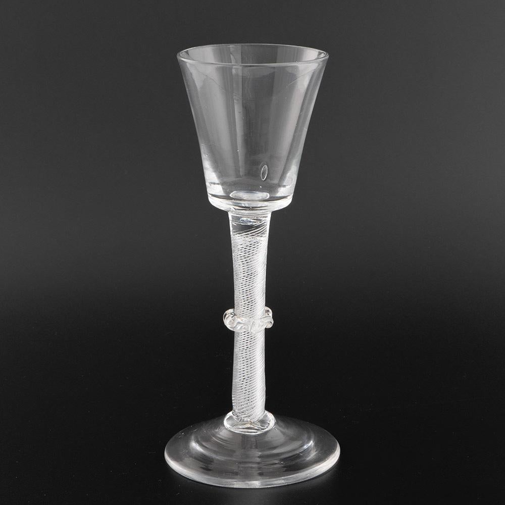 Intestazione : Bicchiere da vino georgiano con stelo a spirale multipla e collare vermicolare c1750
Periodo : Giorgio II
Origine : Inghilterra
Colore: Trasparente
Ciotola : Secchio
Stelo : Multi spirale ad aria con collare vermicolare
Piede :
