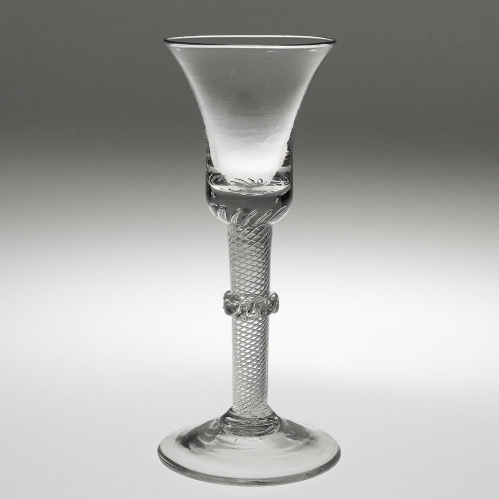 Intestazione : Bicchiere da vino georgiano con stelo a spirale opaco e collare vermicolare c1750
Periodo : Giorgio II
Origine : Inghilterra
Colore: Trasparente
Ciotola : Campana
Stelo : Multi spirale ad aria con collare vermicolare
Piede :