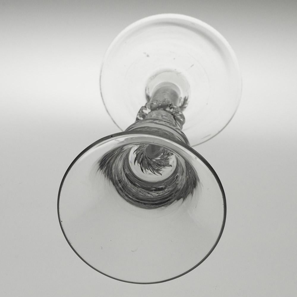 Metà XVIII secolo Bicchiere da vino georgiano con stelo a torsione d'aria e collare vermicolare c1750 in vendita