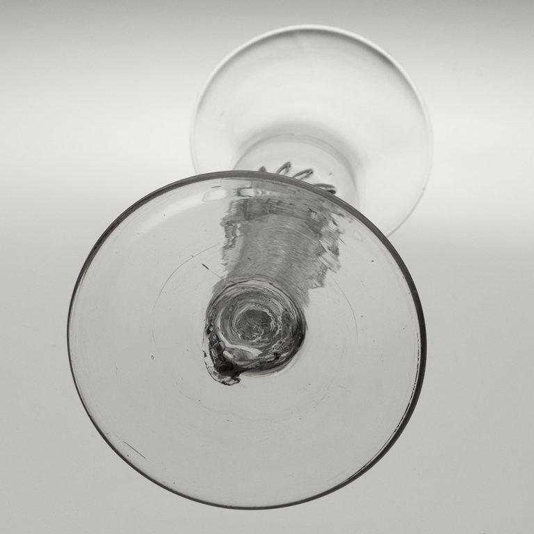 Vetro Bicchiere da vino georgiano con stelo a torsione d'aria e collare vermicolare c1750 in vendita
