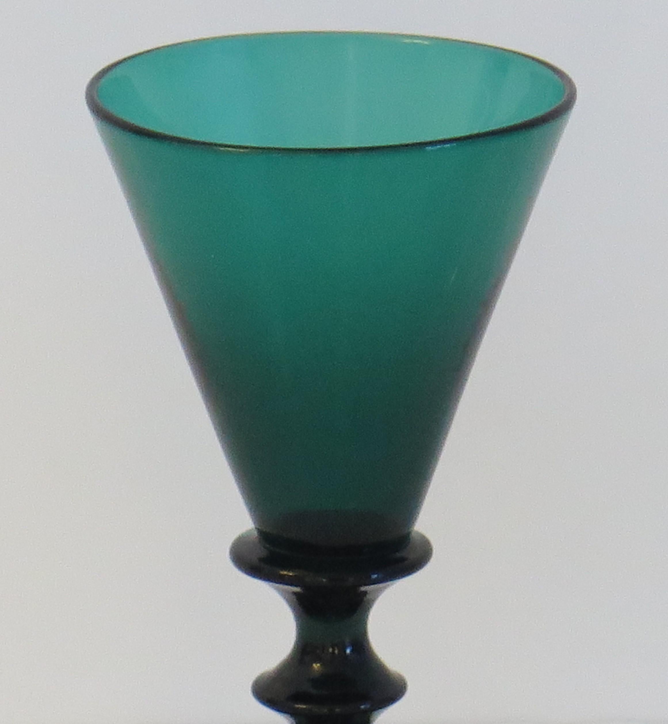 Copa de Vino Georgiana Tazón Cónico Verde Bristol Tallo Acanalado, Inglés circa 1815 Georgiano en venta