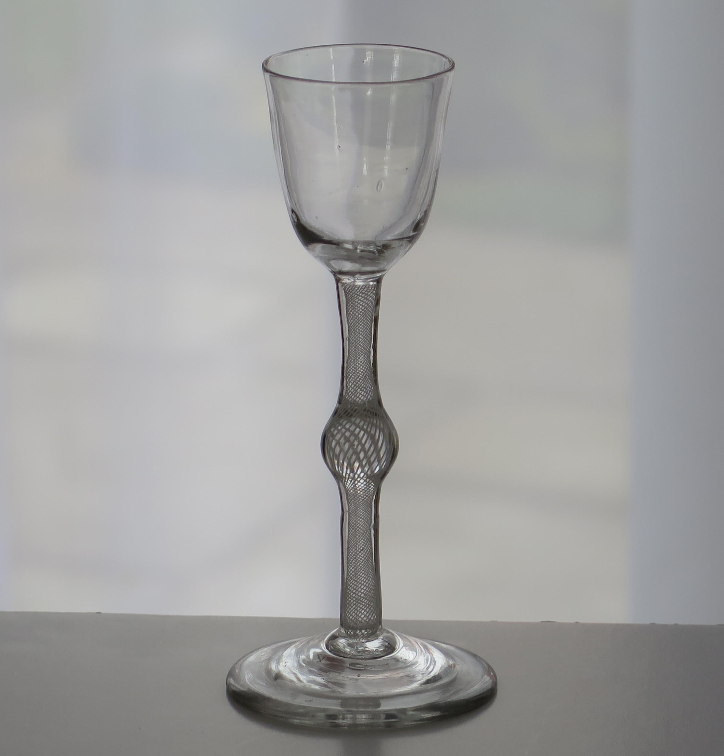 Il s'agit d'un bon et grand verre à boisson cordiale soufflé à la main, anglais, du milieu du XIXe siècle, avec une tige à torsion opaque à série unique (SSOT) ou à torsion en coton, datant du milieu du XVIIIe siècle, vers 1765.

Ces lunettes sont