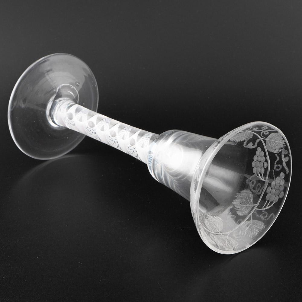 Georgianisches Weinglas Opaque Twist Stem Gravierte Untertasse Top Bowl um 1760 (Mitte des 18. Jahrhunderts) im Angebot
