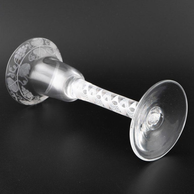 Georgianisches Weinglas Opaque Twist Stem Gravierte Untertasse Top Bowl um 1760 (Geblasenes Glas) im Angebot
