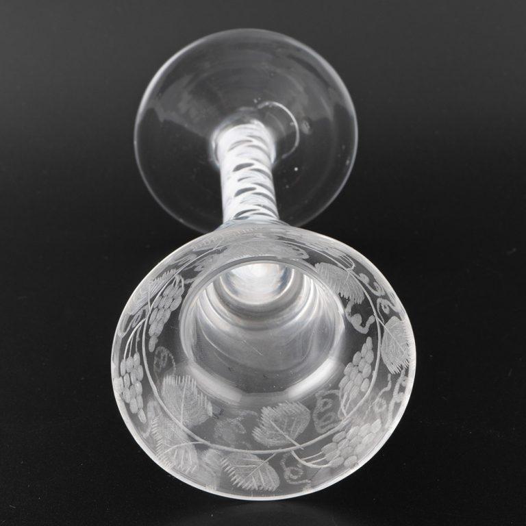 Georgianisches Weinglas Opaque Twist Stem Gravierte Untertasse Top Bowl um 1760 im Angebot 1
