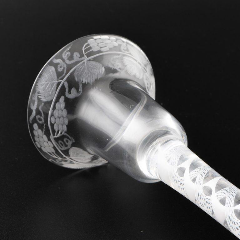 Georgianisches Weinglas Opaque Twist Stem Gravierte Untertasse Top Bowl um 1760 im Angebot 3