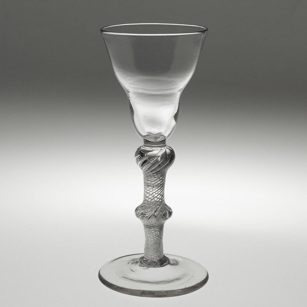 Encabezamiento : Copa de vino georgiana con tallo giratorio al aire y cazoleta c1750
Periodo :  Jorge II
Origen : Inglaterra
Color : Transparente
Cubeta : Cubierta de sartén
Vástago : Balaustre invertido sobre balaustre anular - torsión de aire