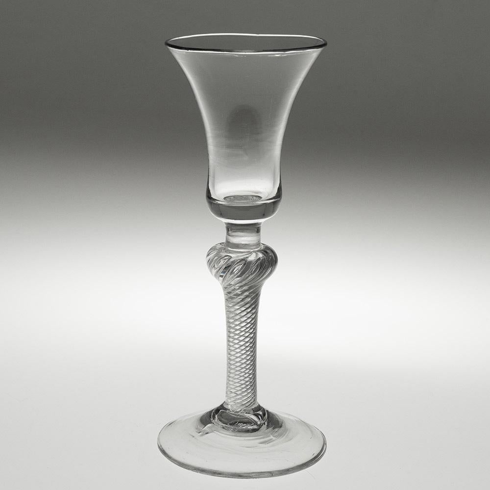 Encabezamiento : Copa de vino georgiana con tallo giratorio de aire c1750
Periodo : Jorge II
Origen : Inglaterra
Color : Transparente,
Cuenco : Campana
Vástago: sección corta de vástago liso por encima de una torsión de aire en espiral múltiple con