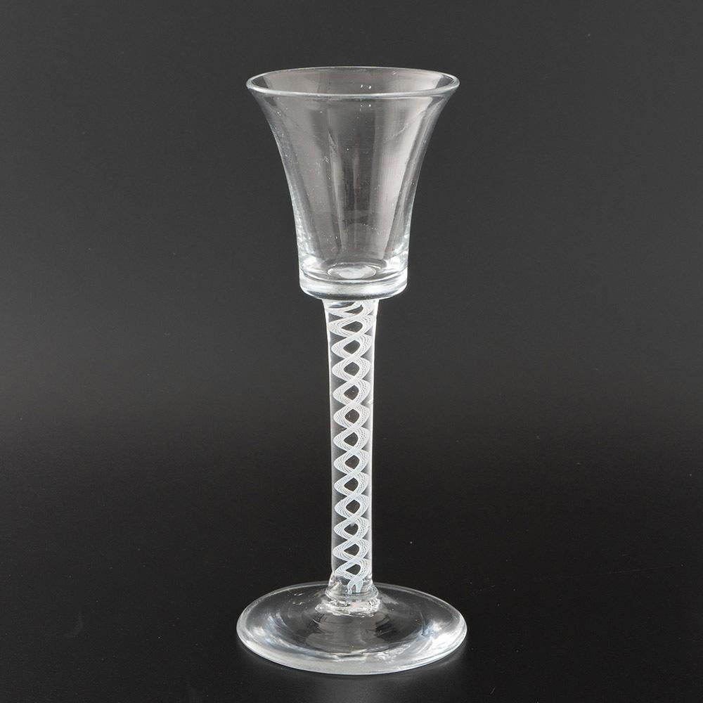 Titolo : Bicchiere da vino georgiano con stelo opaco a spirale c1760
Periodo :  Giorgio II / Giorgio III
Origine : Inghilterra
Colore: Trasparente
Bacino: Secchio svasato e con vita
Stelo :. Serie singola - coppia di cavatappi a pizzo
Piede :