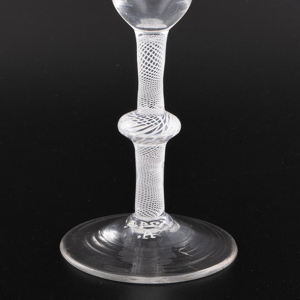 Georgiano Bicchiere da vino georgiano con stelo opaco a spirale c1760 in vendita