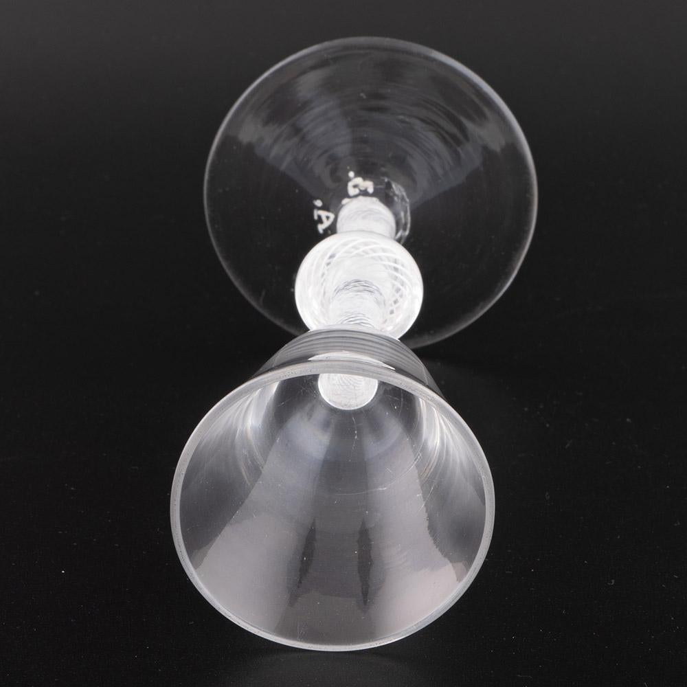 Bicchiere da vino georgiano con stelo opaco a spirale c1760 In condizioni buone in vendita a Tunbridge Wells, GB