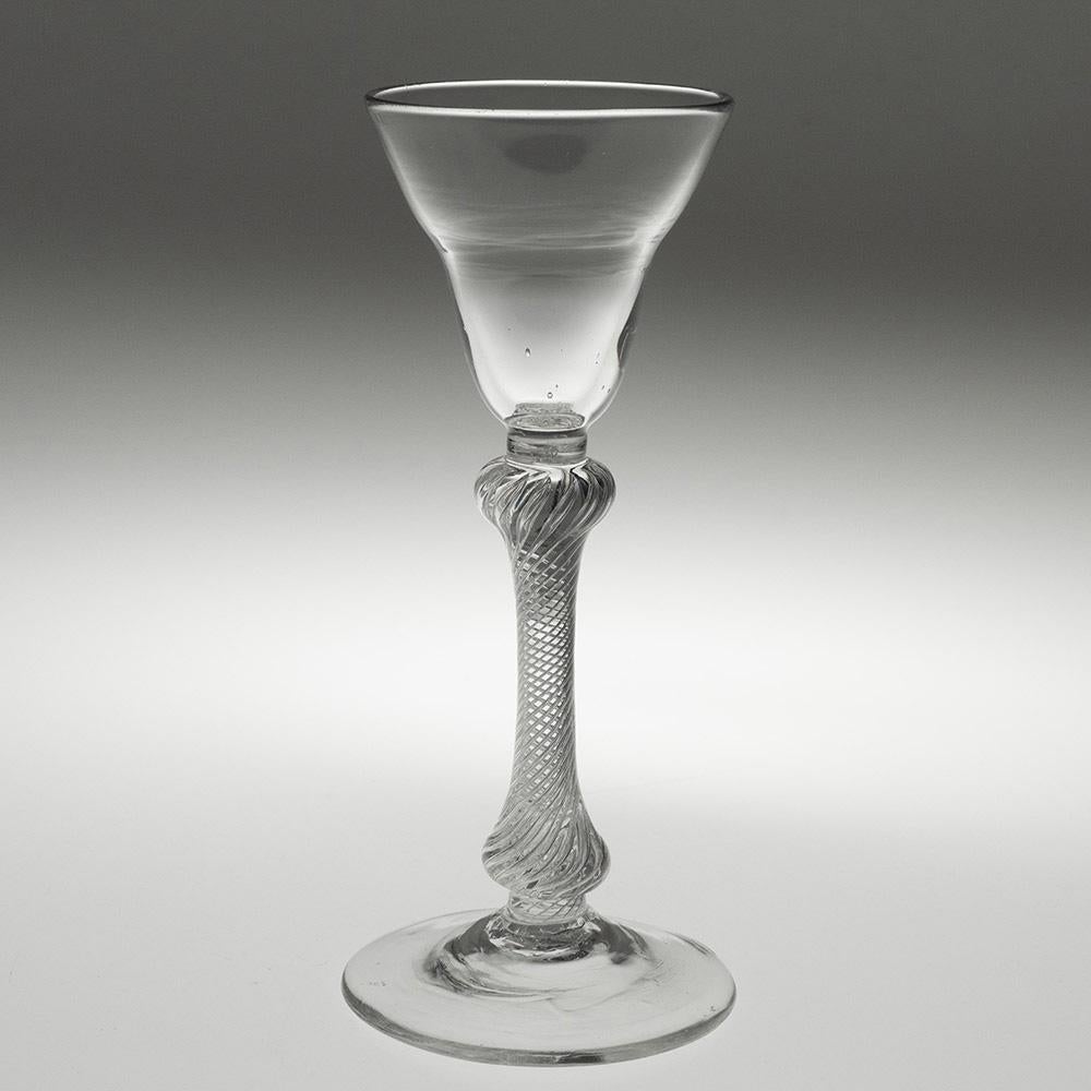 Encabezamiento : Copa de vino georgiana con tallo giratorio al aire y cazoleta c1750
Periodo : Jorge II
Origen : Inglaterra
Color : Transparente
Cazoleta : Cazoleta superior
Vástago : Torsión de aire en espiral múltiple con knop aplanado y knop