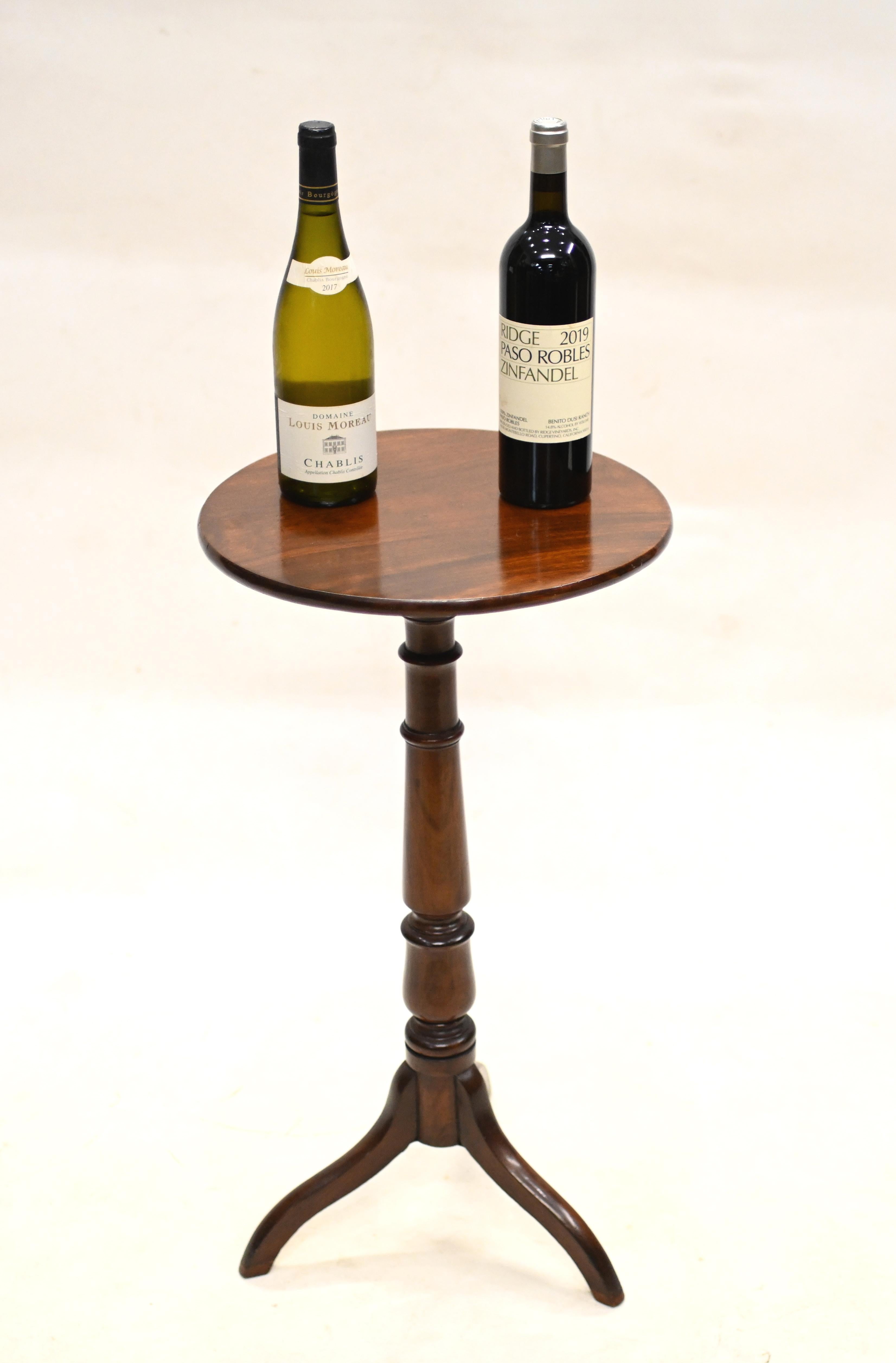 Refined Georgian wine table in mahogany
Can of course also function as a side table
Offered in great shape and will ship to anywhere in the world
Please contact us for a shipping quote or if you have any other question
Showroom based in North London