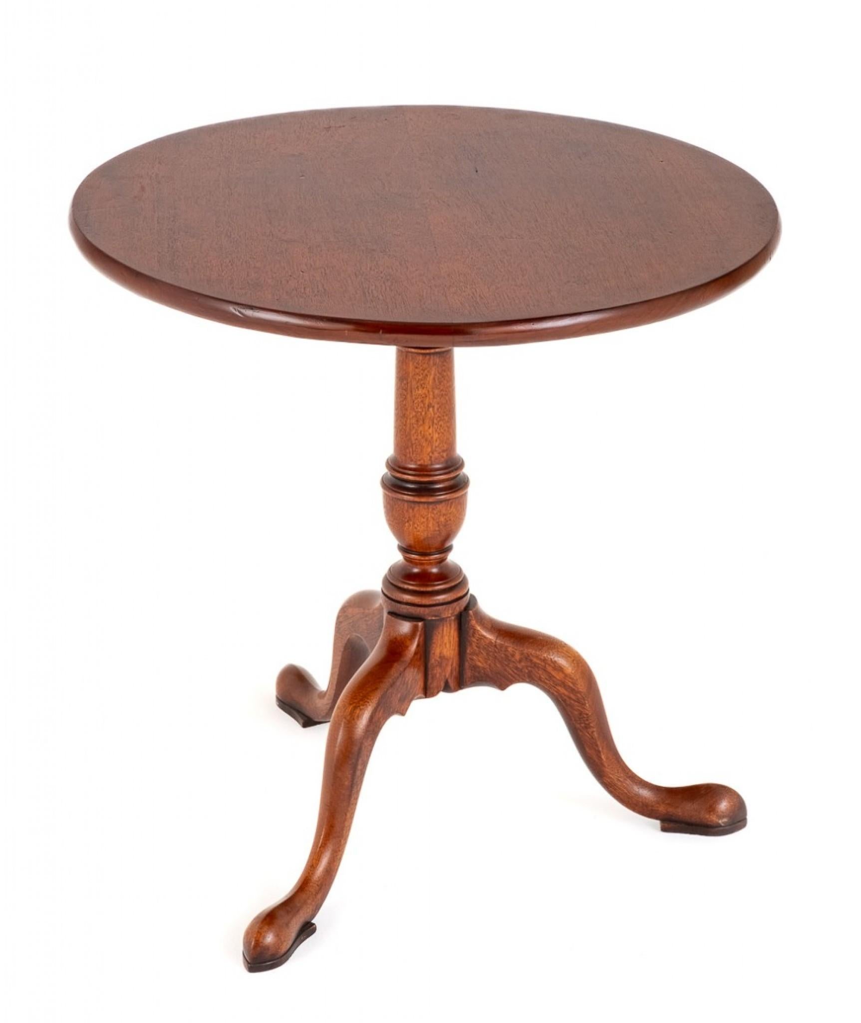 Georgian Mahogany wine table.
19th century
This wine table stands upon shaped legs with pad feet.
Featuring a ring turned column of classical form and a circular flip top complete with brass clip.
Presented in good condition.