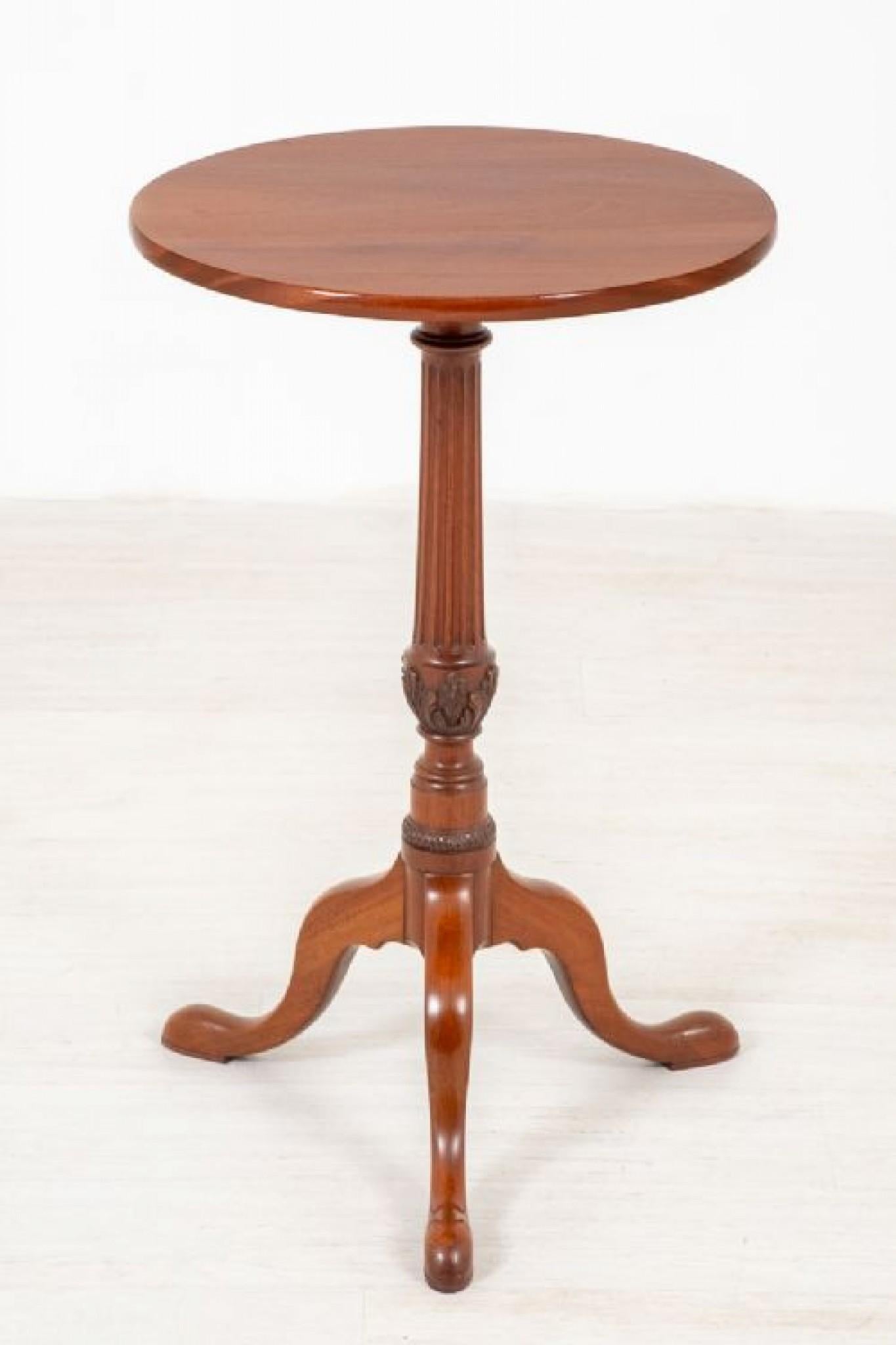 Georgian style mahogany wine table.
Standing upon typical georgian style swept legs with pad feet.
circa 1900.
The ring turned and fluted column featuring carve acanthus leaves.
The one piece mahogany top having an interesting grain.
This table