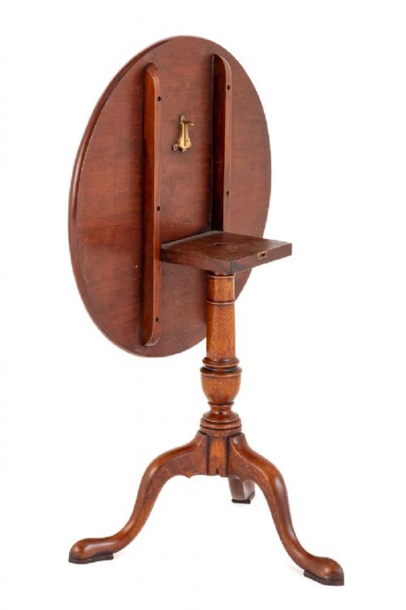Georgian Mahogany Wine Table.
19th Century
This Wine Table Stands Upon Shaped Legs With Pad Feet.
Featuring a Ring Turned Column of Classical Form and a Circular Flip Top Complete With Brass Clip.
Presented in good Condition