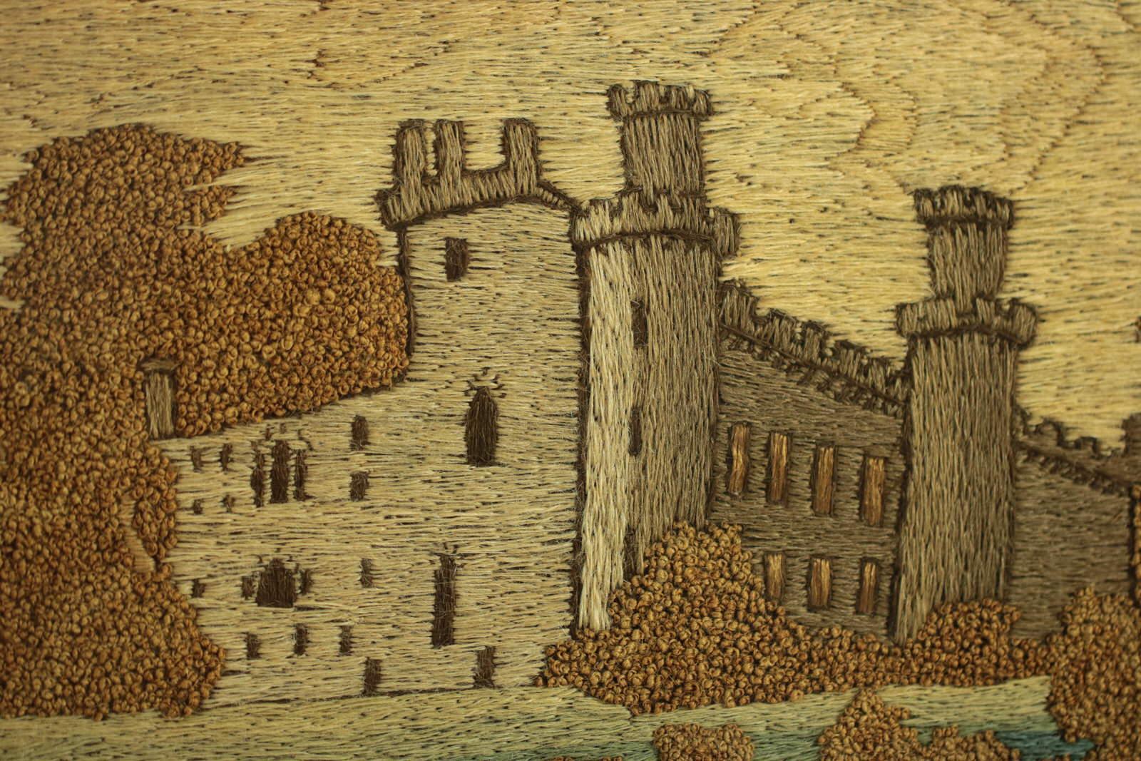 Georgianisches besticktes Gemälde aus Wolle, Schloss an einem See (Britisch) im Angebot