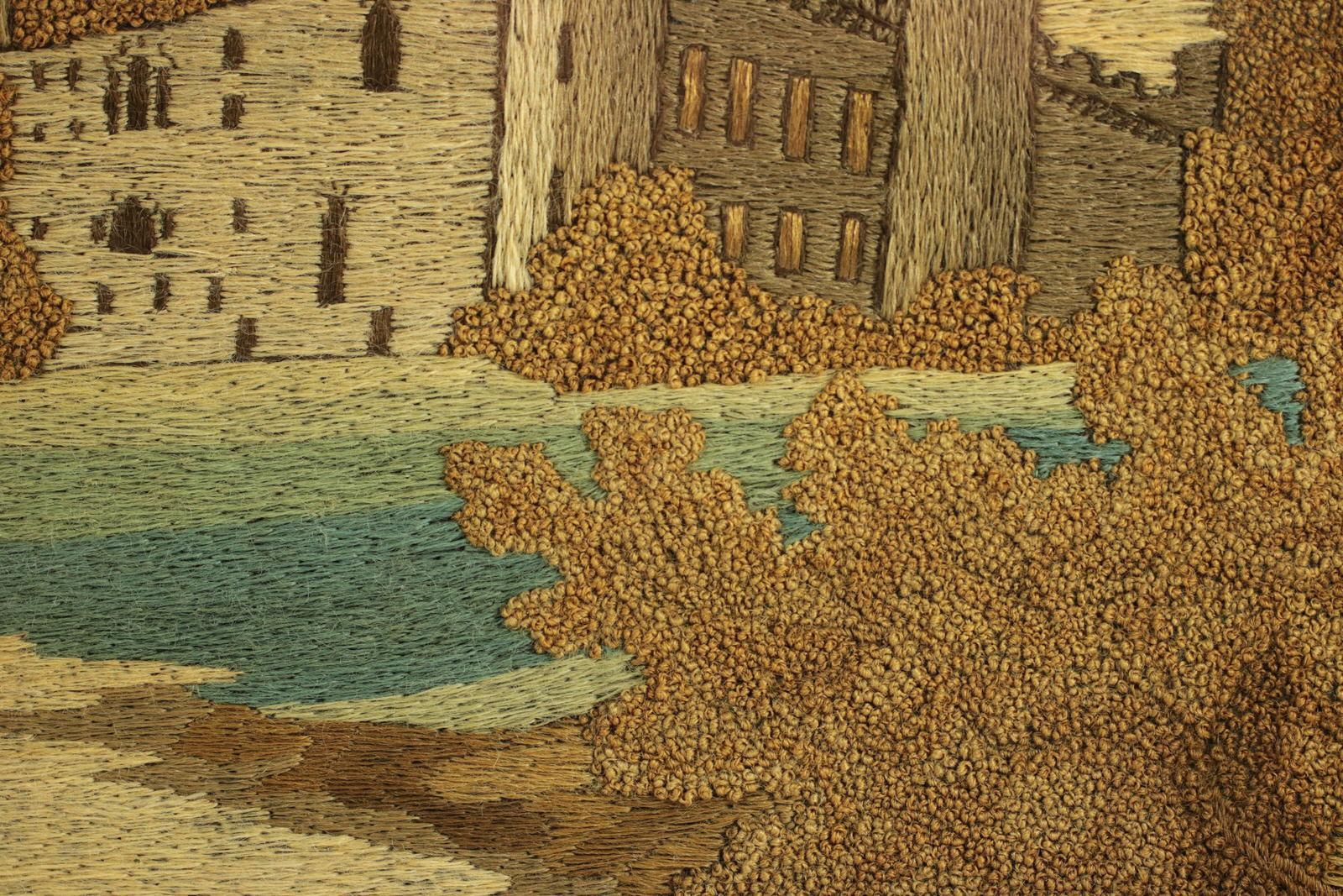 Georgianisches besticktes Gemälde aus Wolle, Schloss an einem See im Angebot 1