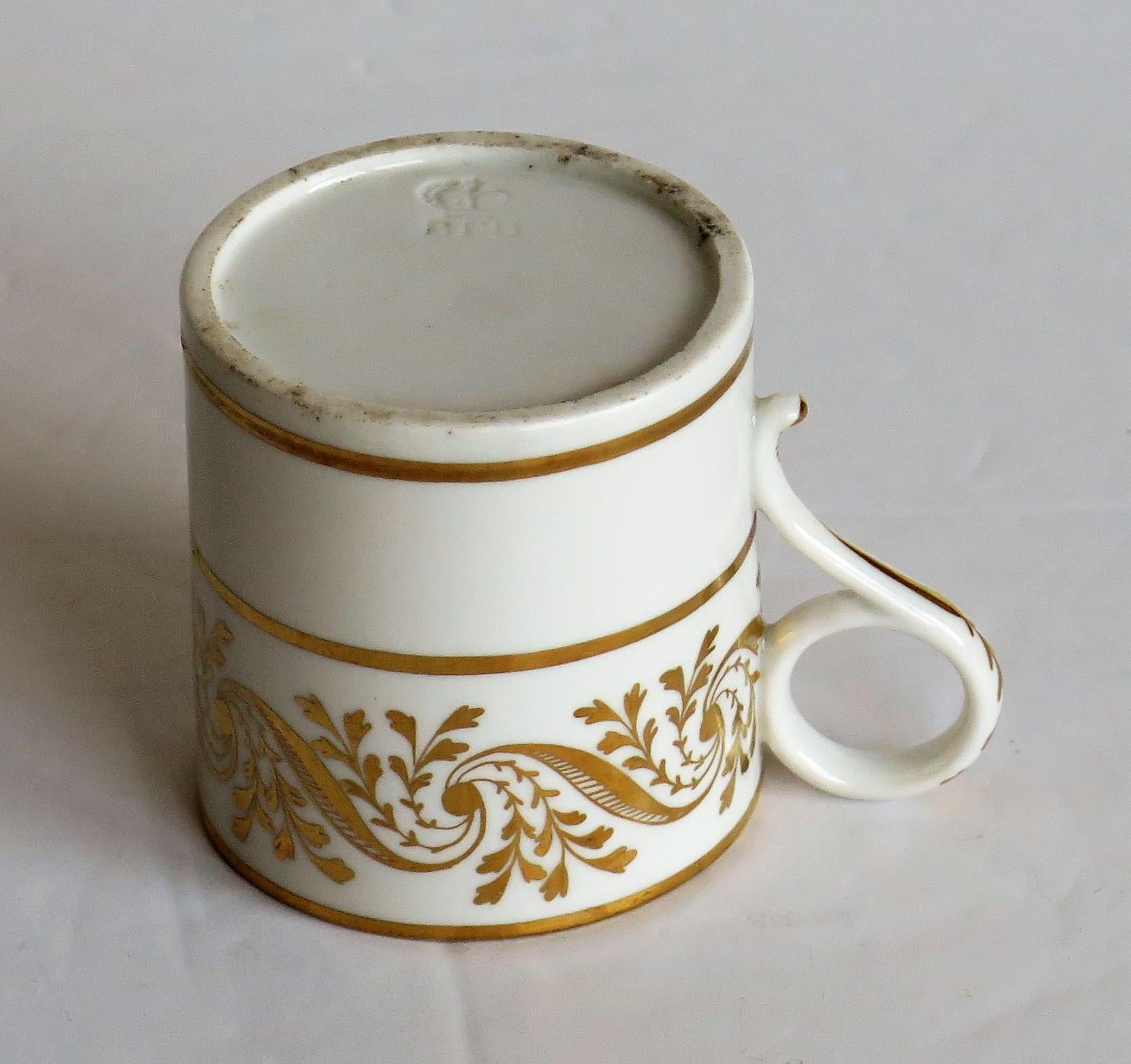 Georgian Worcester BF&B Porcelain Coffee Can in Hand Gilded Pattern, circa 1810 For Sale 4