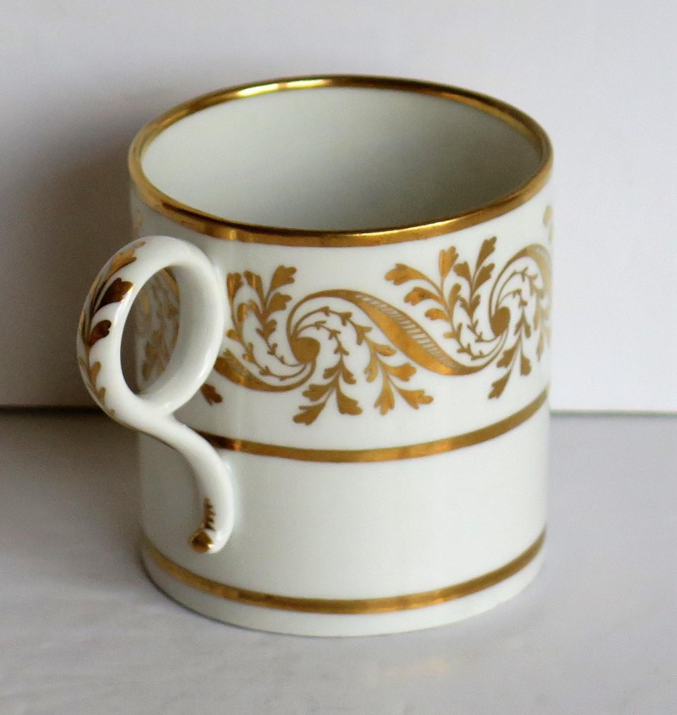 English Georgian Worcester BF&B Porcelain Coffee Can in Hand Gilded Pattern, circa 1810 For Sale
