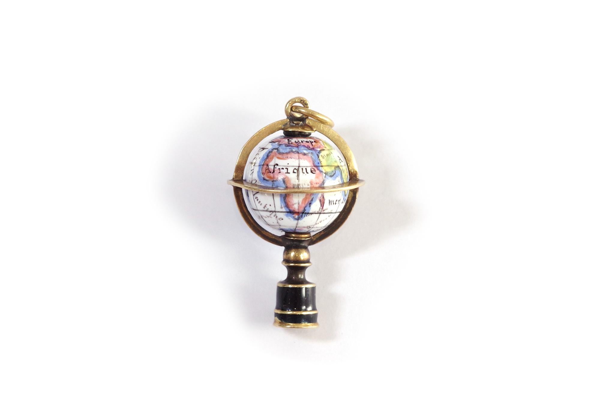Georgien Pendentif en forme de globe terrestre géorgien en 18k et émail, pendentif en forme de globe terrestre antique en vente
