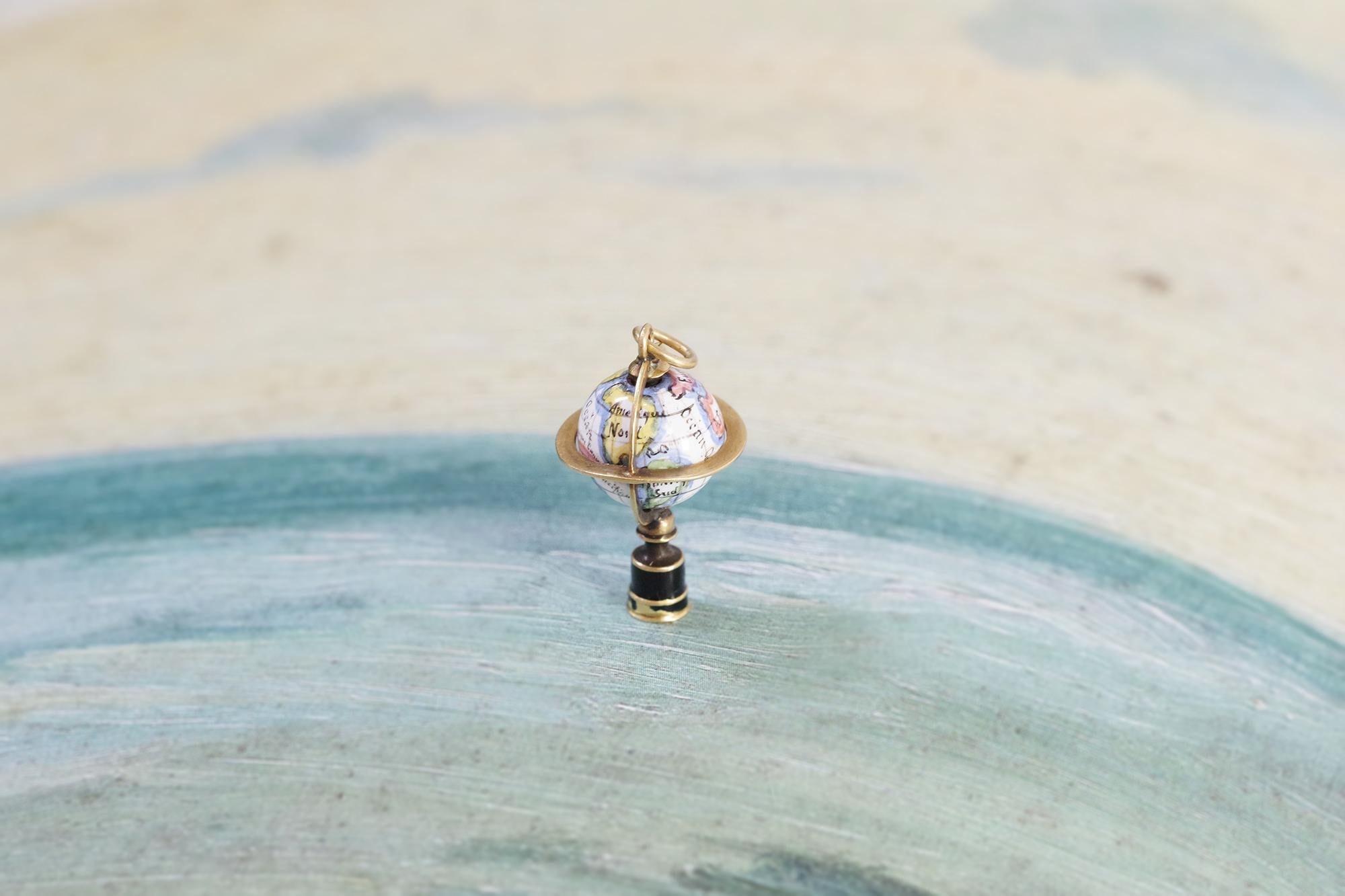 Pendentif en forme de globe terrestre géorgien en 18k et émail, pendentif en forme de globe terrestre antique en vente 1