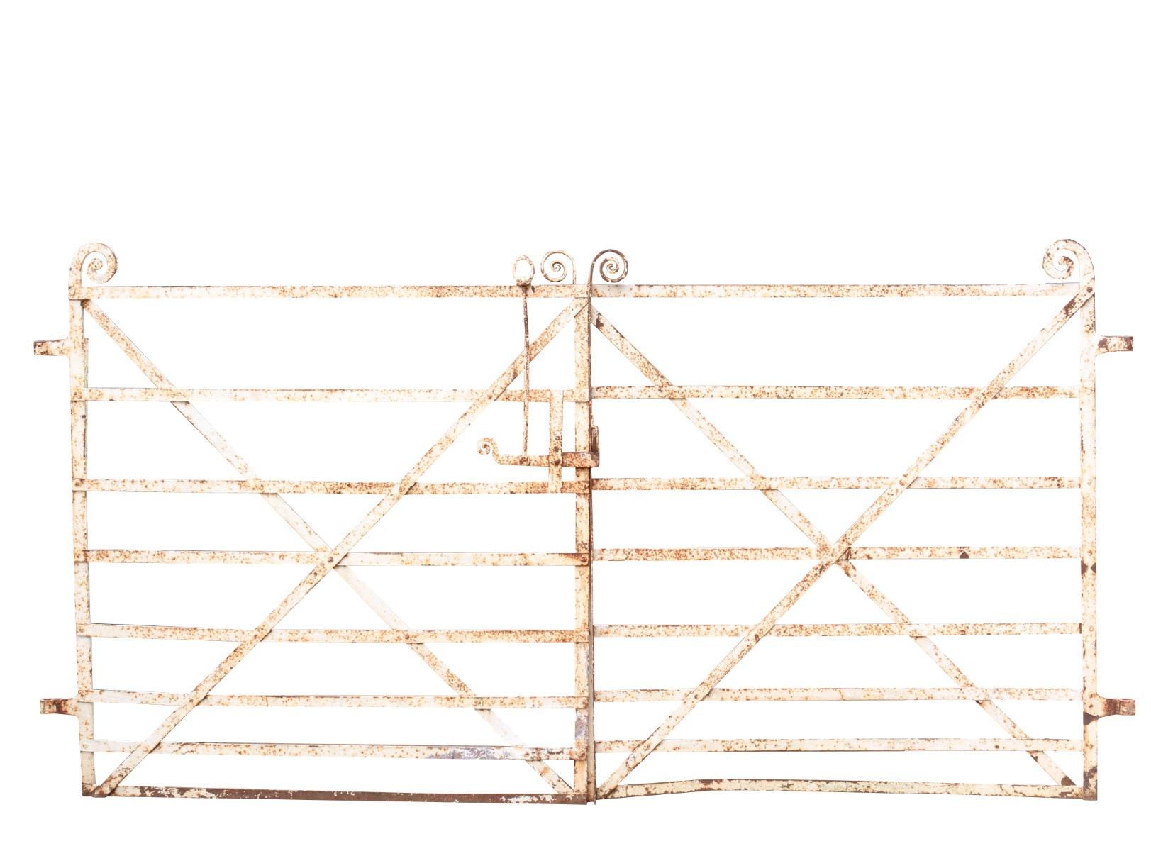 Une paire d'élégants portails à sangles, en vieille peinture blanche croustillante. Récupéré dans une propriété près de Gloucester.

Dimensions supplémentaires

La largeur au centre des charnières est de 287 cm.