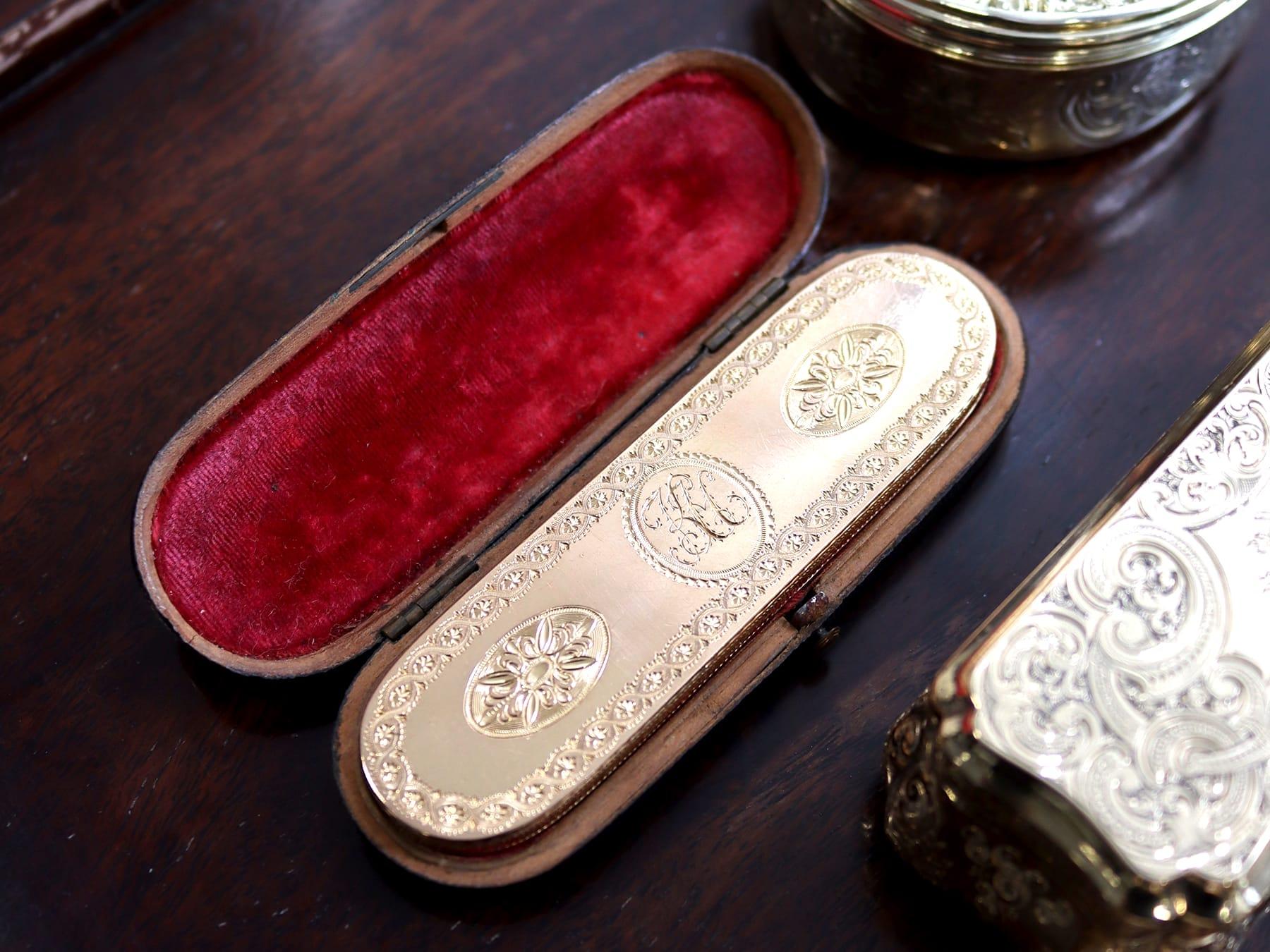 Georgisches Gelbgold Zahnstocheretui / Halter mit Spiegel (George III.) im Angebot