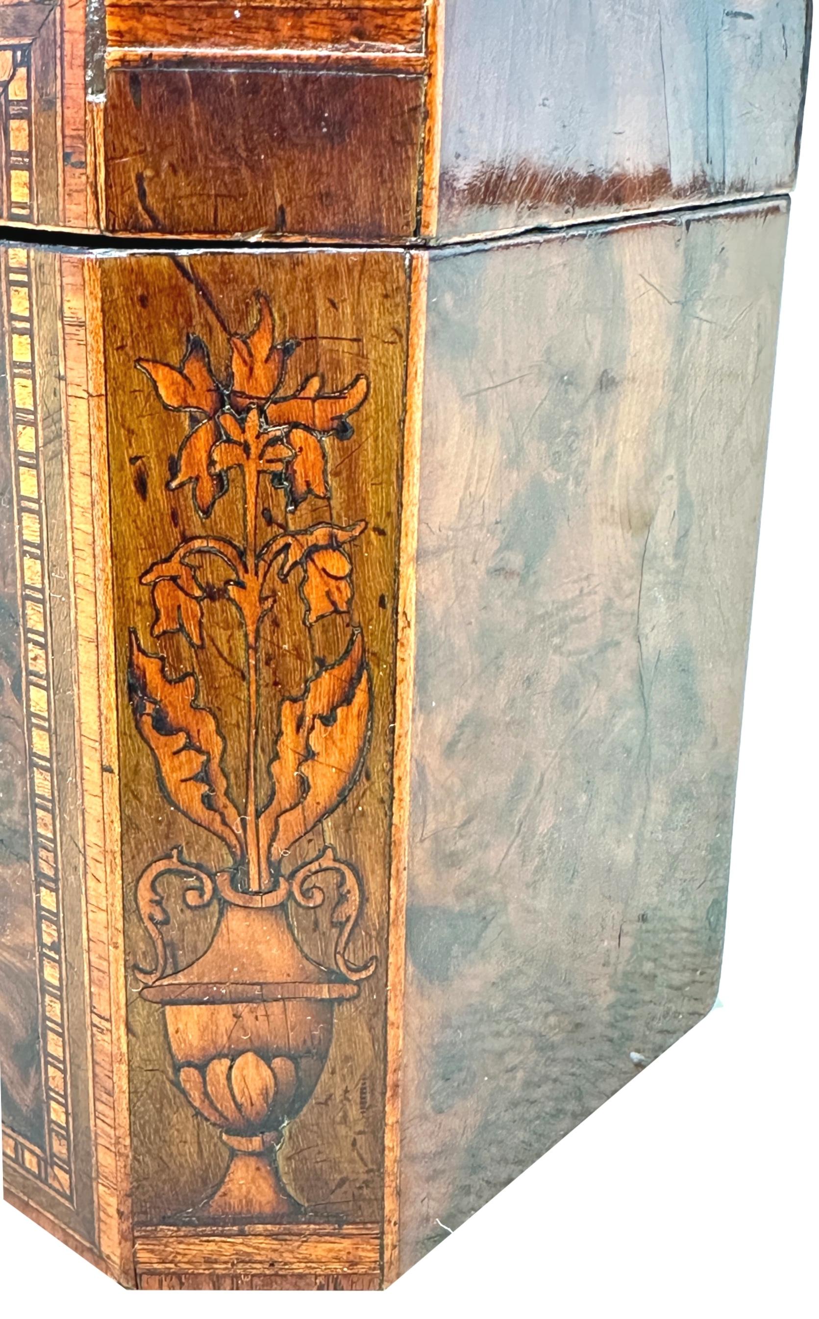 Caja de Té de Madera de Tejo de Fina Calidad, Periodo de Jorge III, Finales del Siglo XVIII, De Forma Octogonal, Con Tapa Levadiza Que Encierra Dos Divisiones Y Excepcionales Incrustaciones Florales En Los Paneles Ovalados De La Parte Superior,