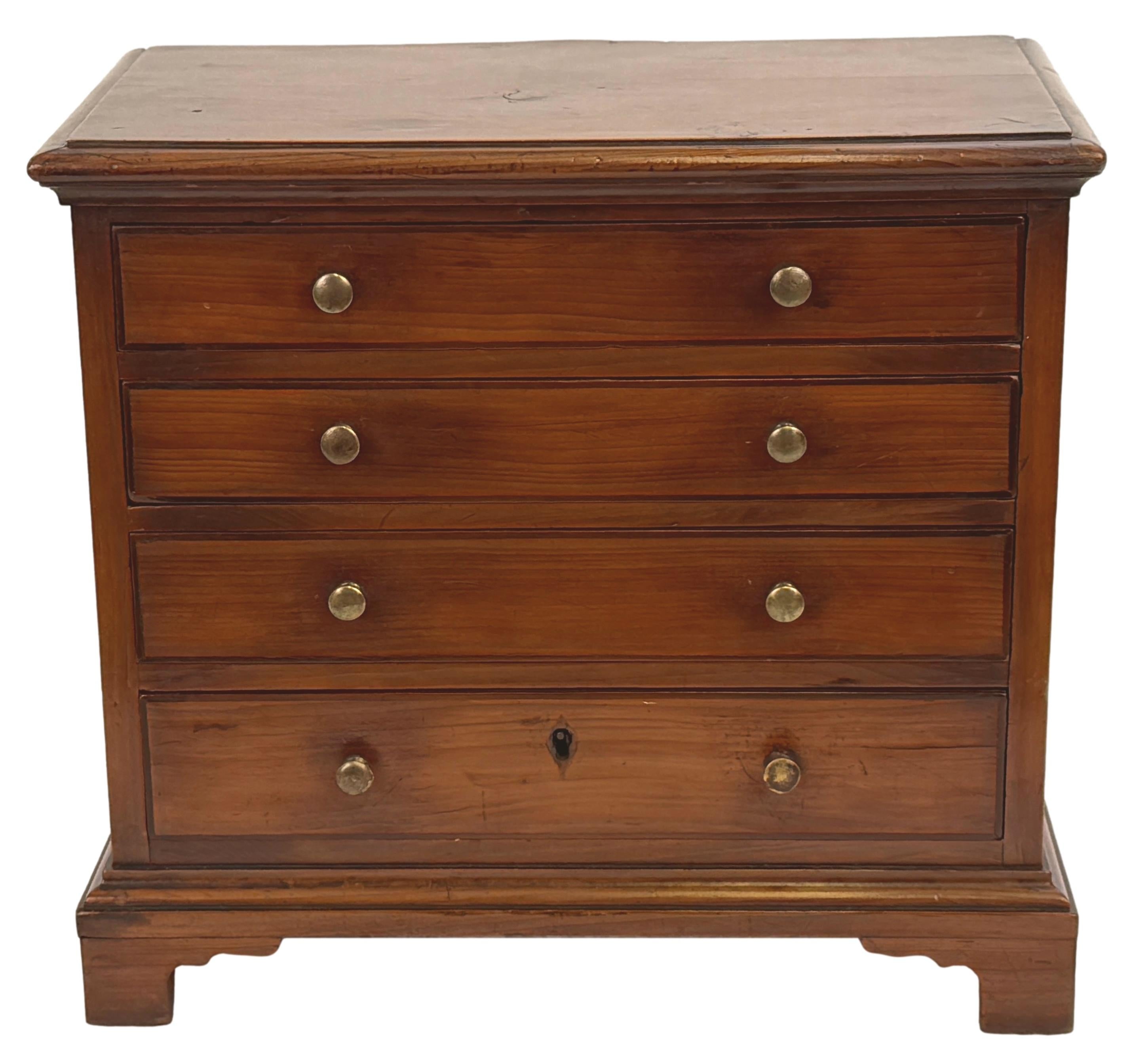 Commode miniature géorgienne en bois d'if en vente 3
