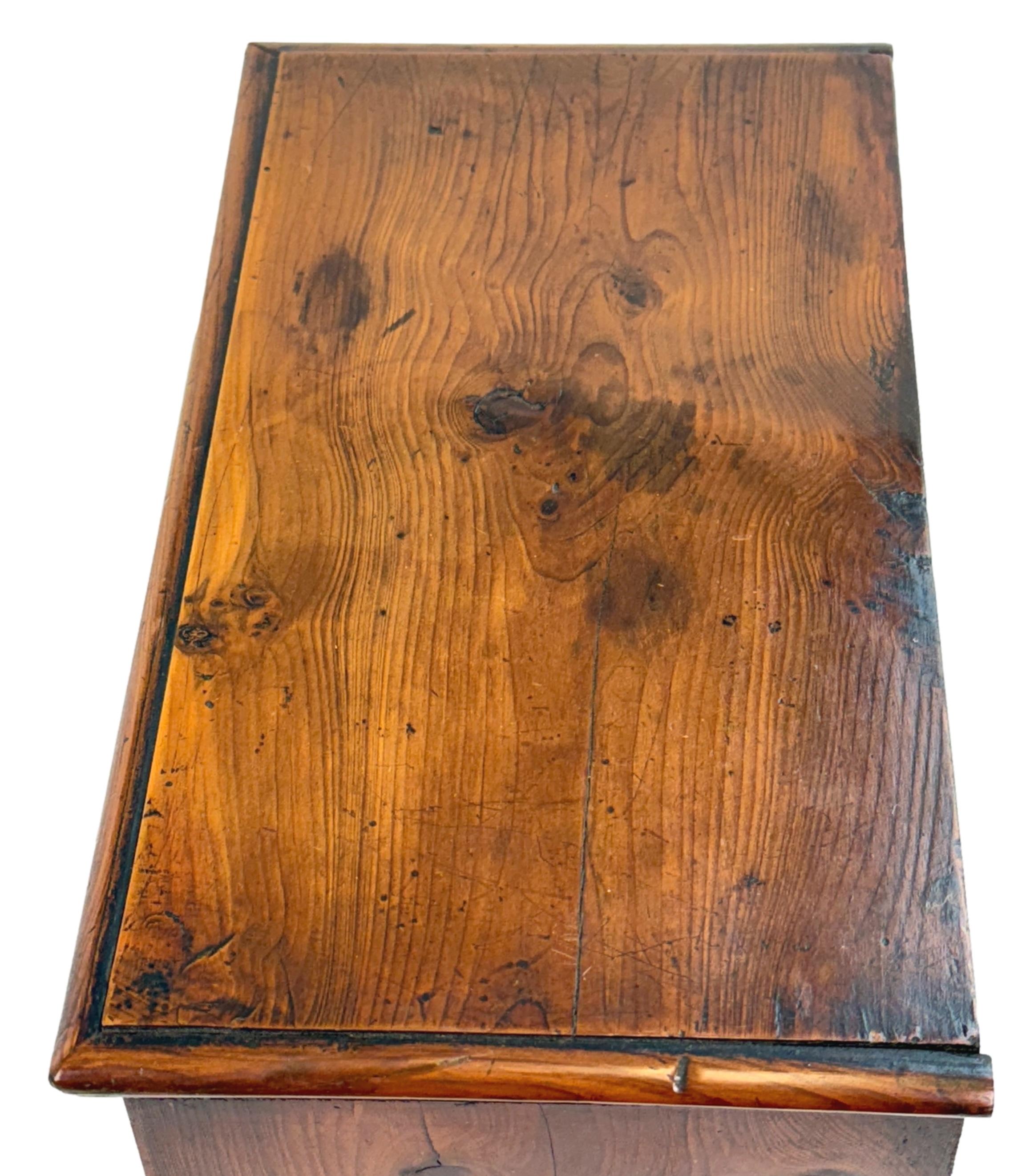 Charmante commode miniature du XVIIIe siècle, construite de manière extrêmement inhabituelle en bois d'if, avec quatre longs tiroirs dotés de boutons en laiton tourné d'origine et reposant sur d'élégants pieds en forme de consoles d'origine.

Voici