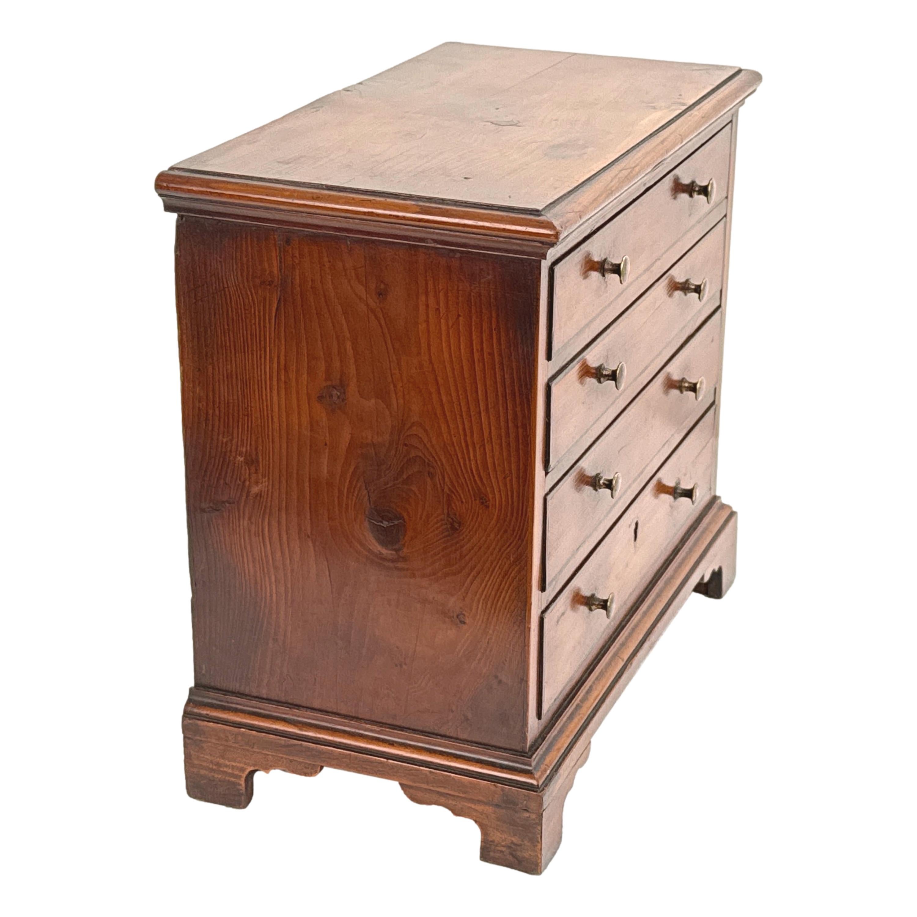 Georgien Commode miniature géorgienne en bois d'if en vente