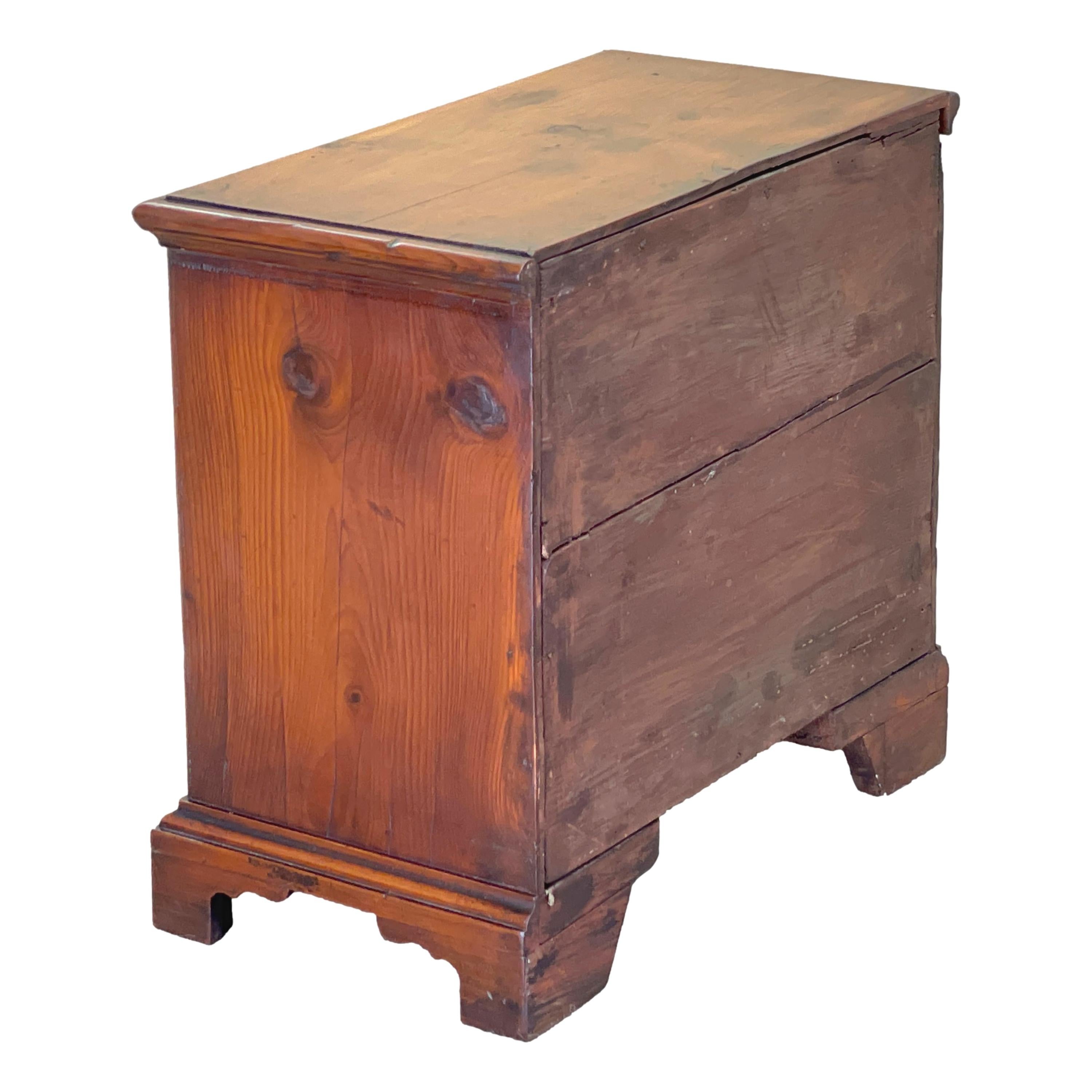 Georgian Yew Wood Miniature Chest of Drawers In Good Condition For Sale In Bedfordshire, GB