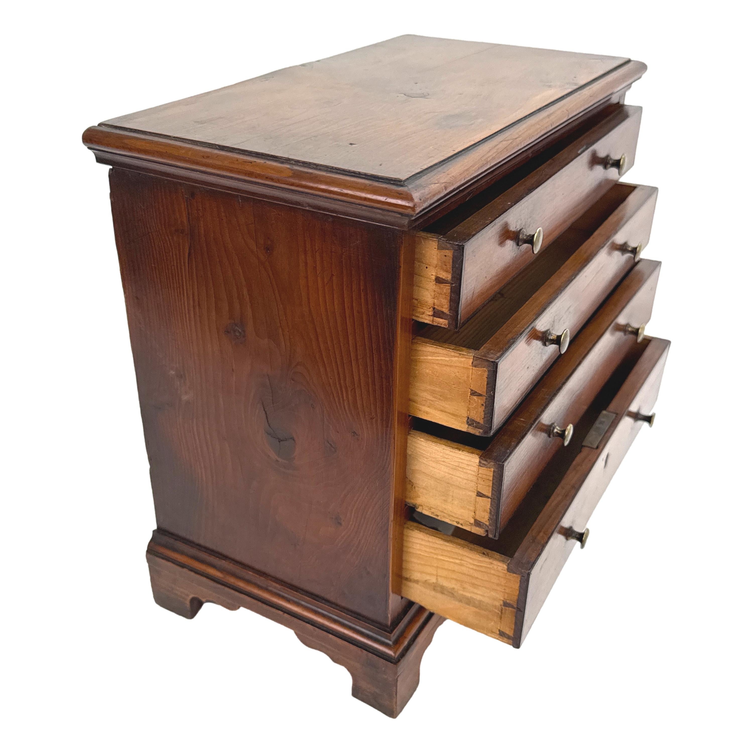 Anglais Commode miniature géorgienne en bois d'if en vente
