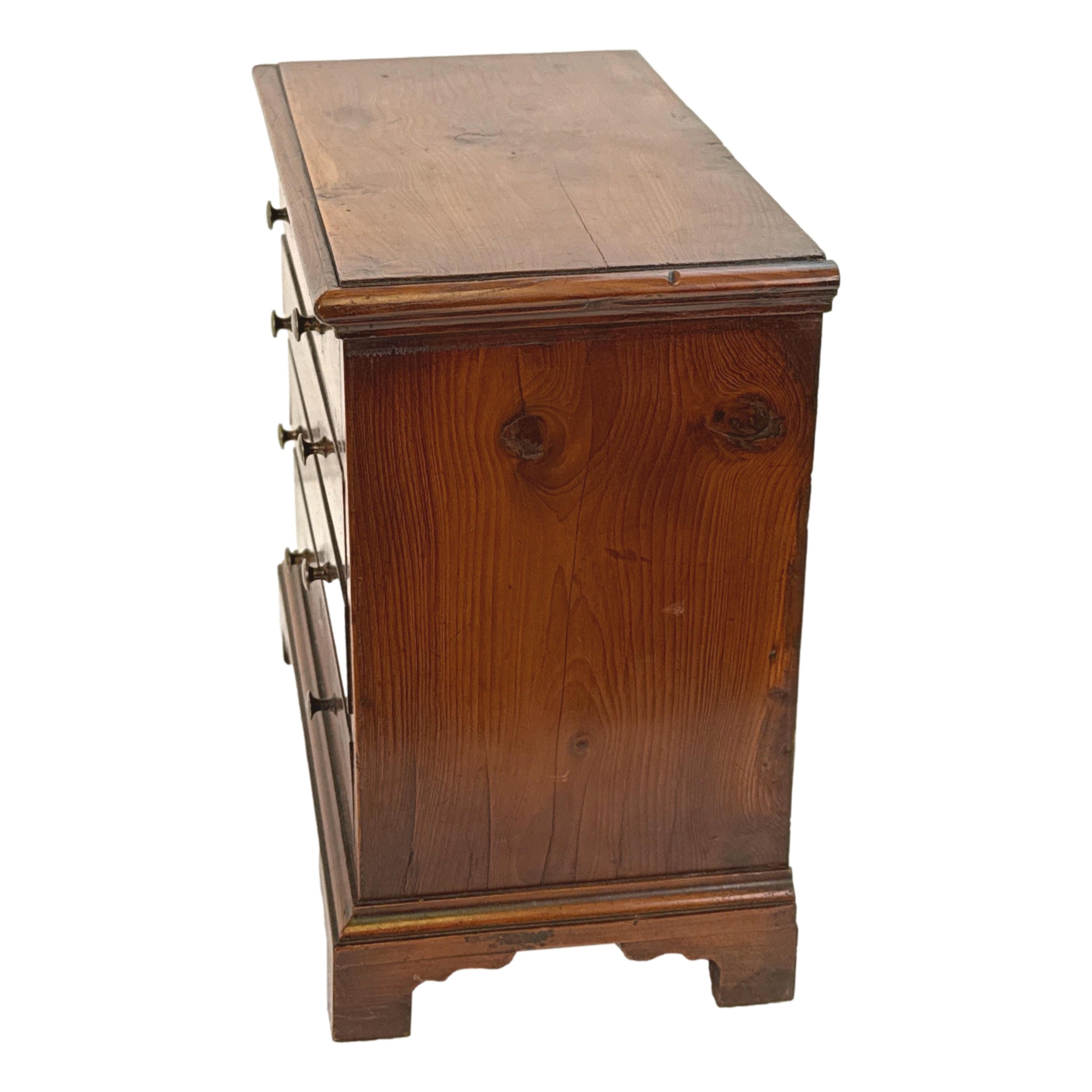 Commode miniature géorgienne en bois d'if Bon état - En vente à Bedfordshire, GB