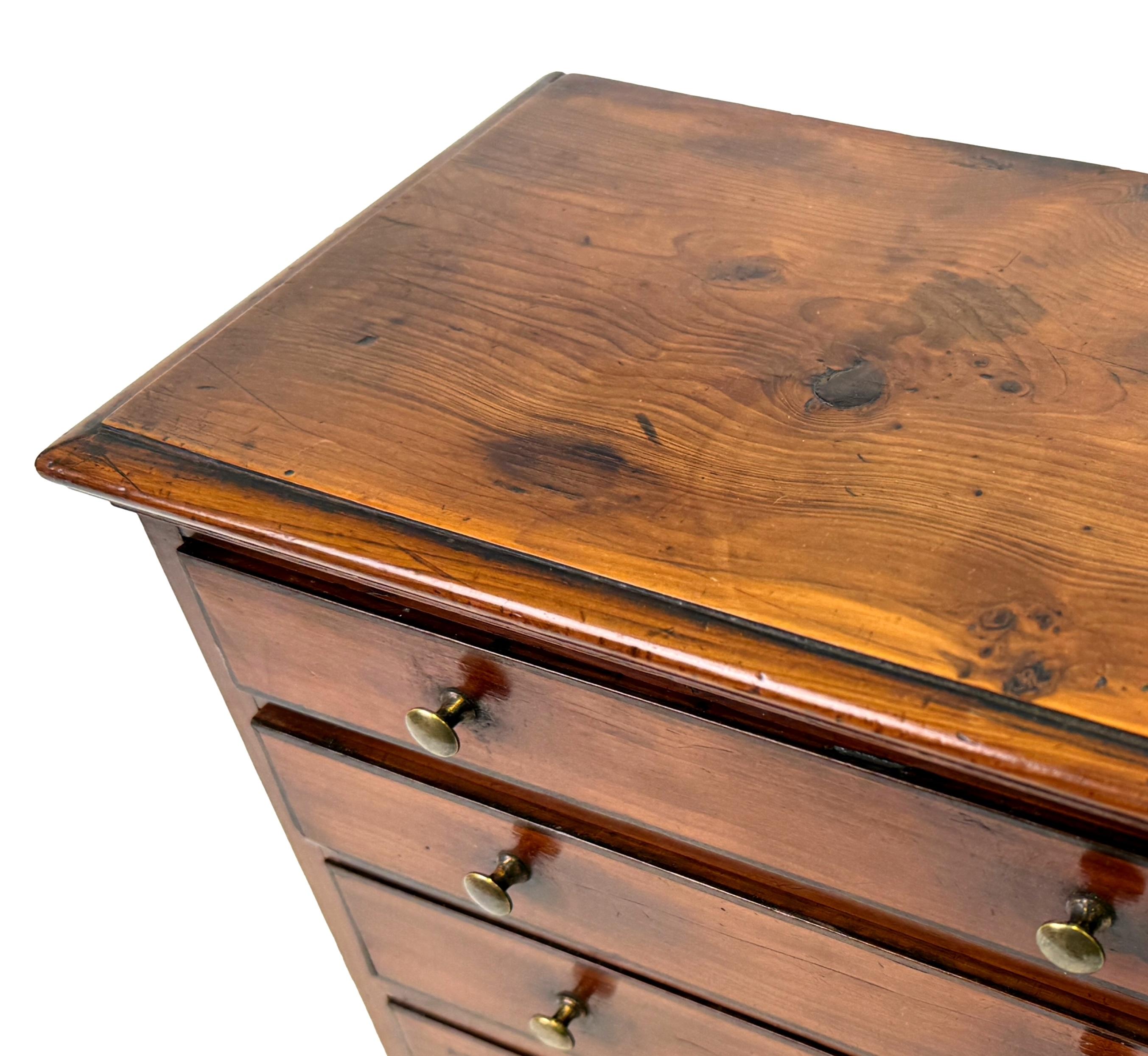 XVIIIe siècle Commode miniature géorgienne en bois d'if en vente