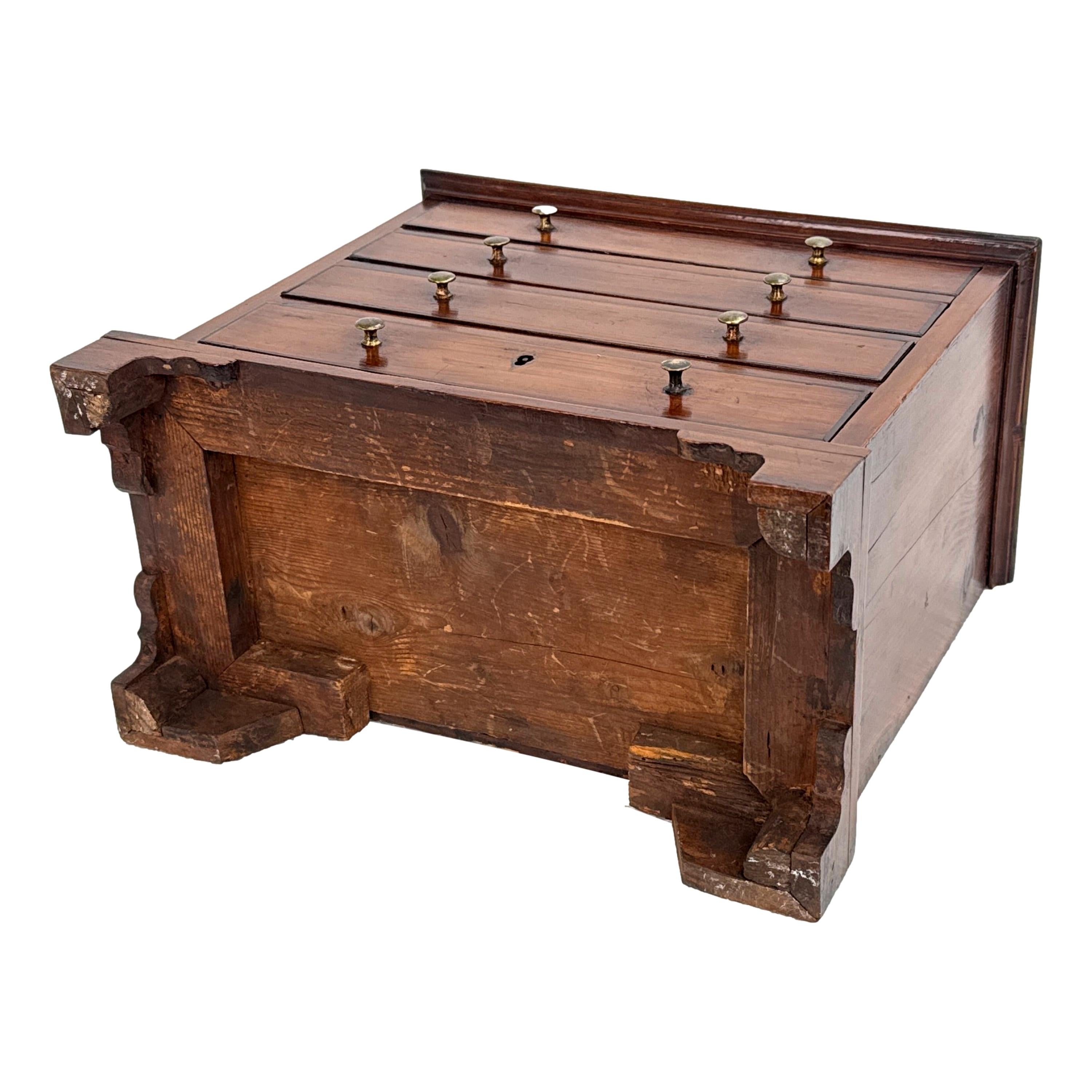 If Commode miniature géorgienne en bois d'if en vente