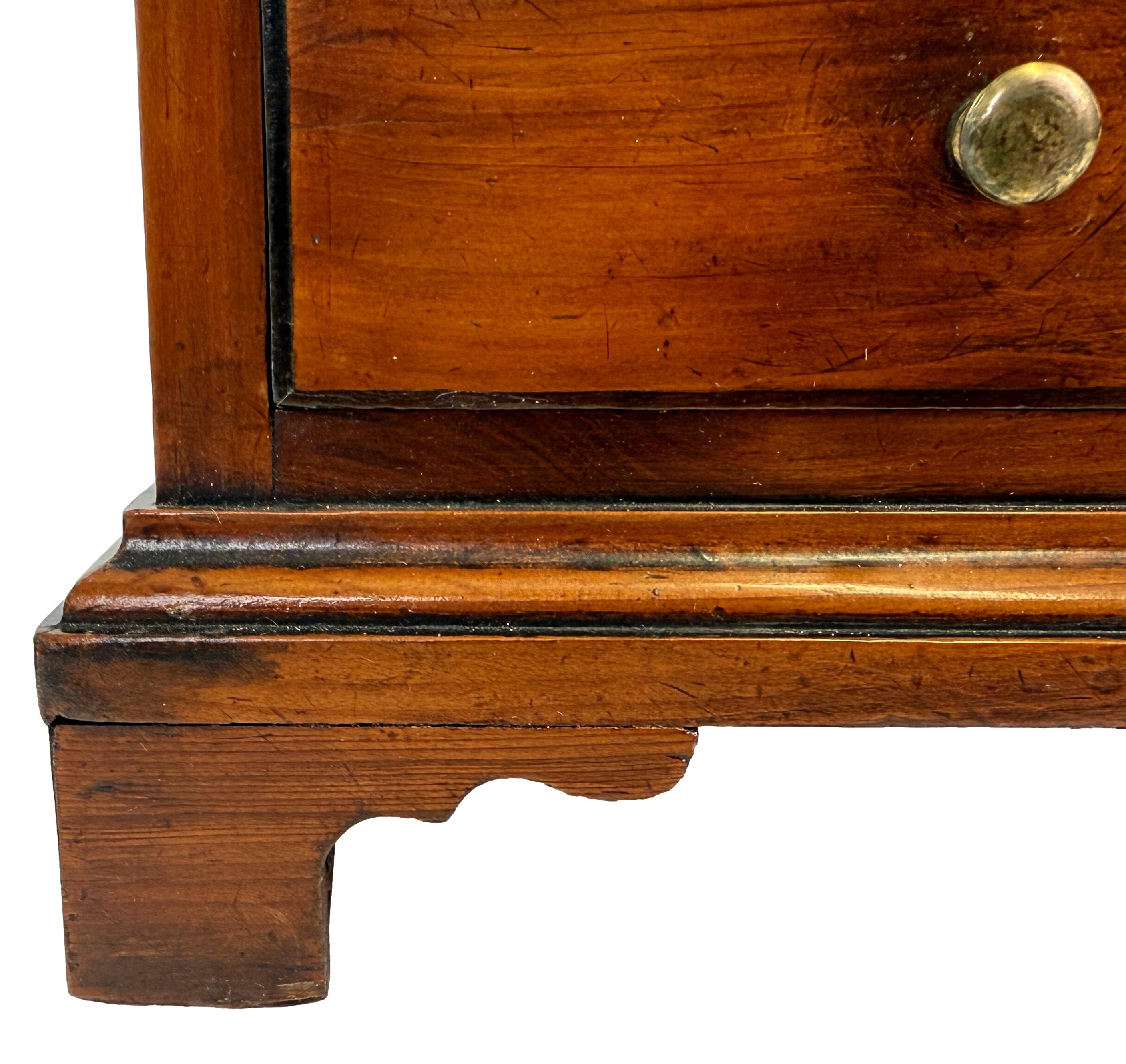 Commode miniature géorgienne en bois d'if en vente 1