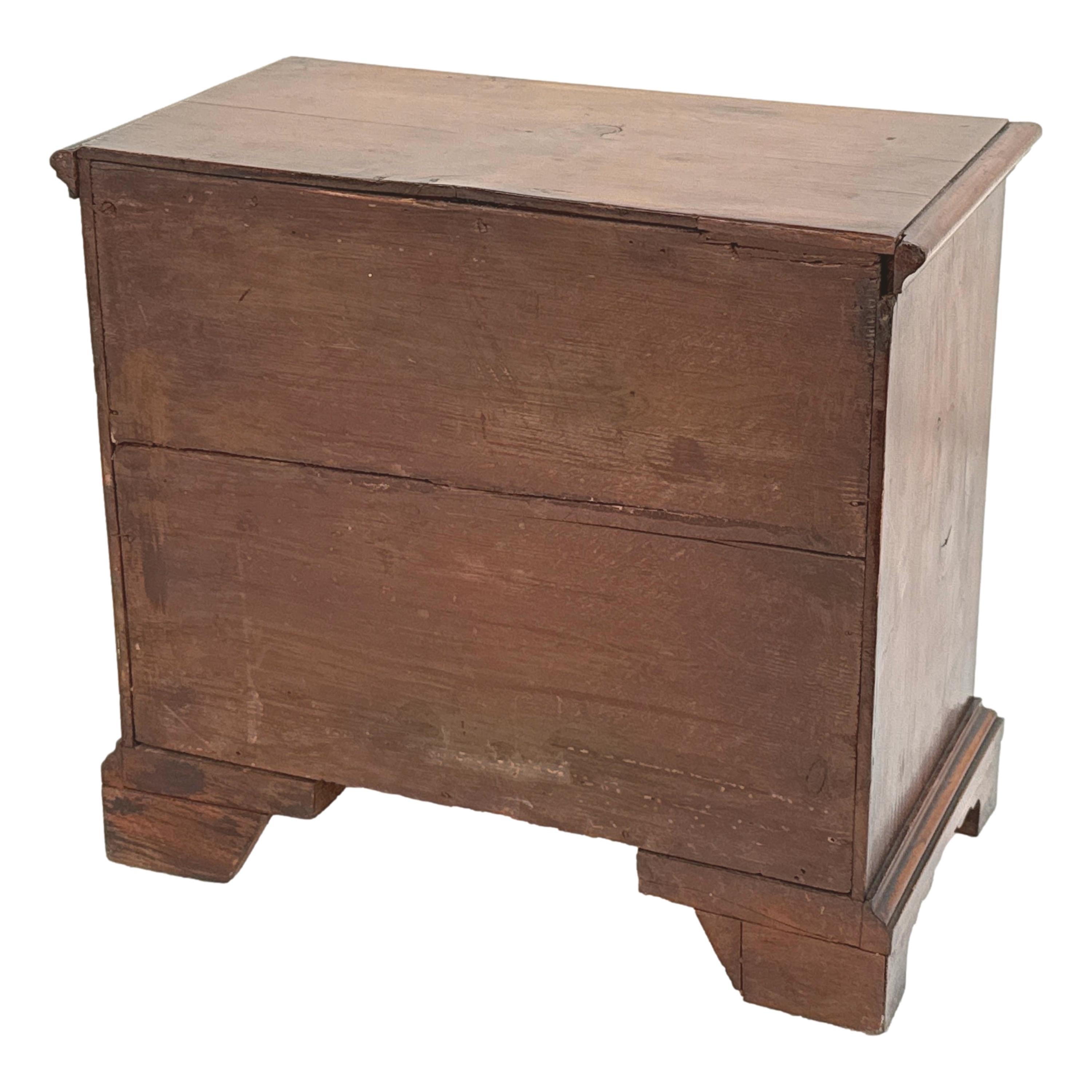Commode miniature géorgienne en bois d'if en vente 2