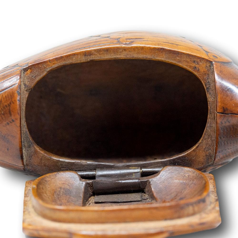 Georgian Yew Wood Parrot Snuff Box For Sale 7