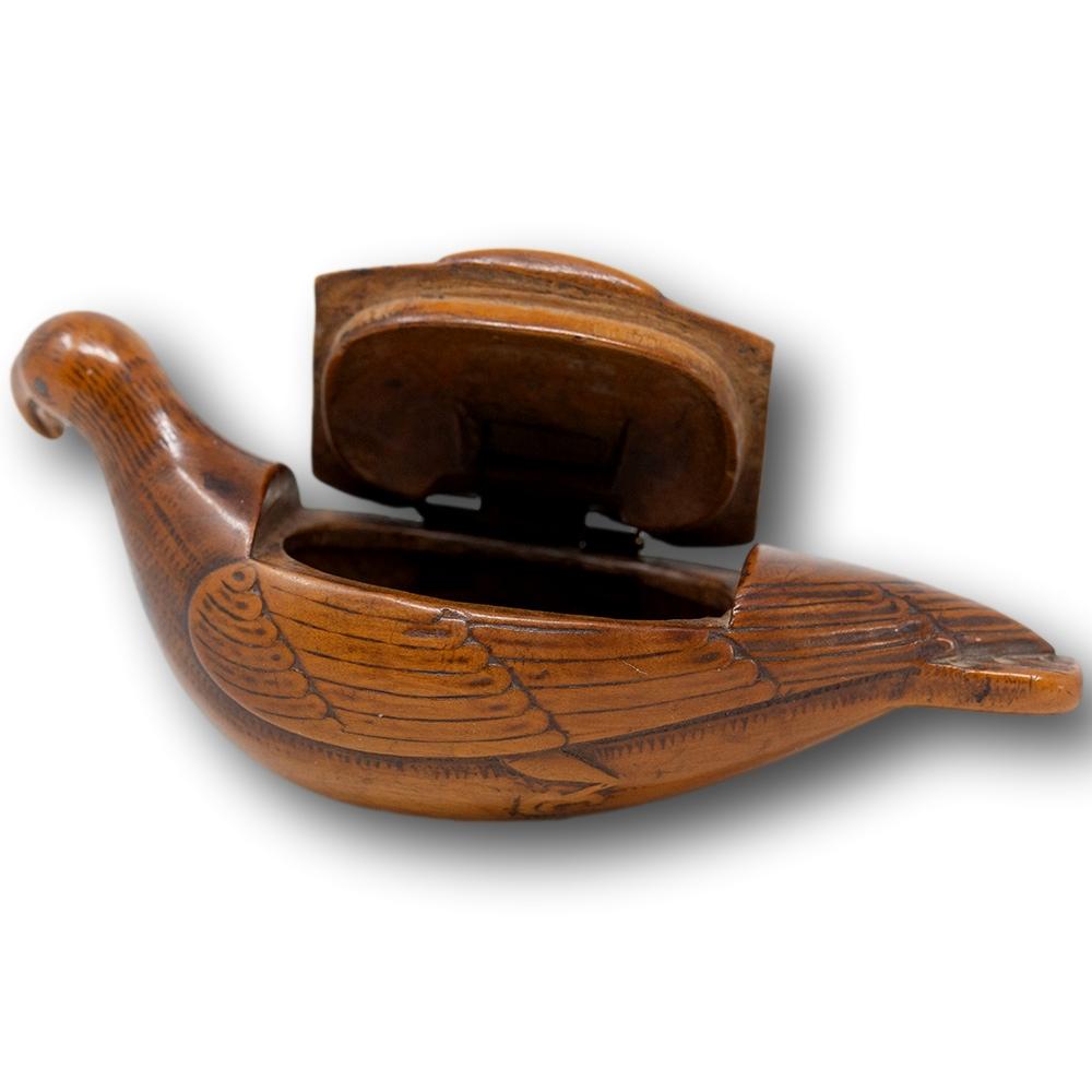 Georgian Yew Wood Parrot Snuff Box In Good Condition For Sale In Newark, England