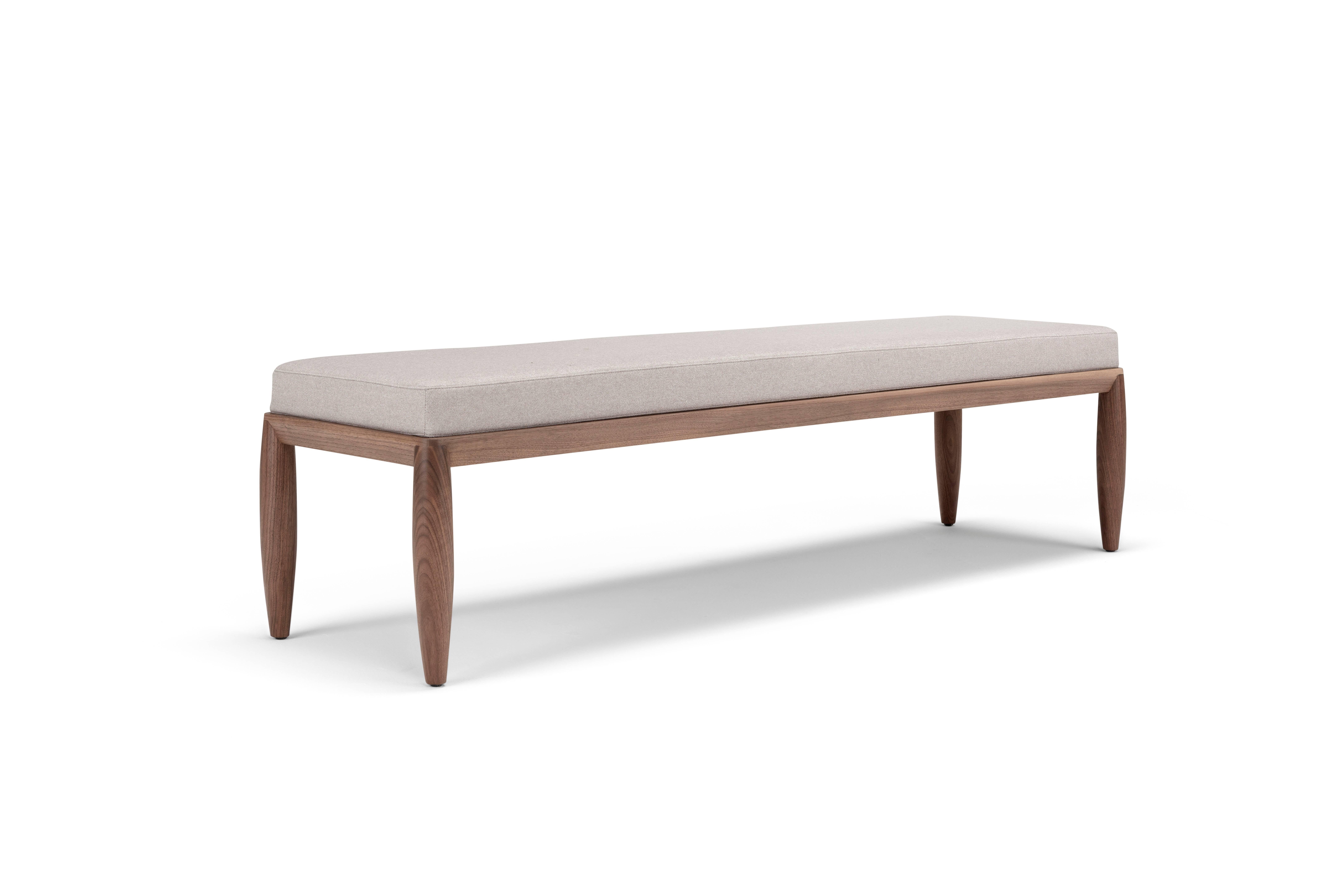 The Georgie collection branches mainly into two categories of seats and tables. The Bench with wooden base and padded seat, ideal to put at the foot of the bed to support clothes, clothes, linen, but also as a waiting bench in an entrance, a corner